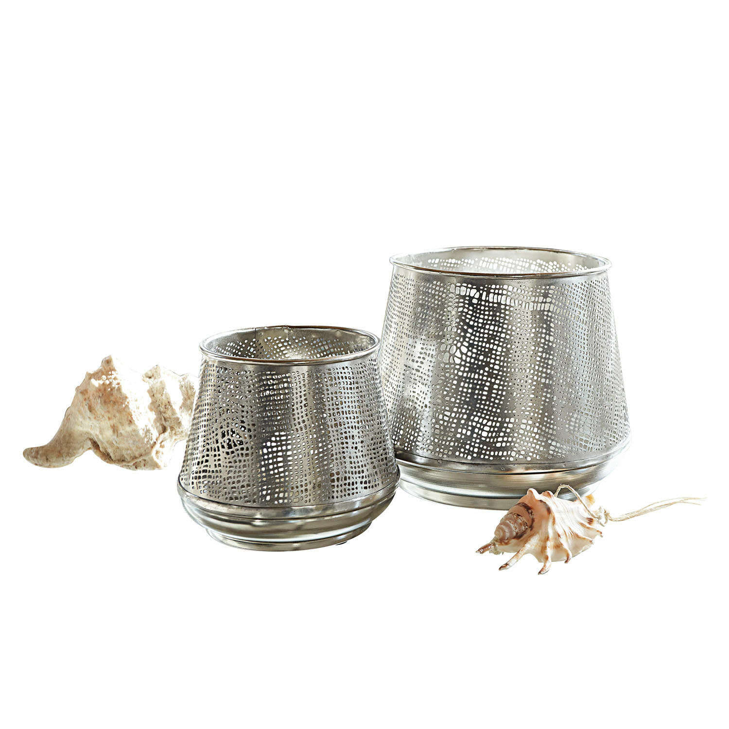 Coppia di portacandele Keegan Due lanterne in metallo traforato color argento con conchiglie decorative su sfondo bianco