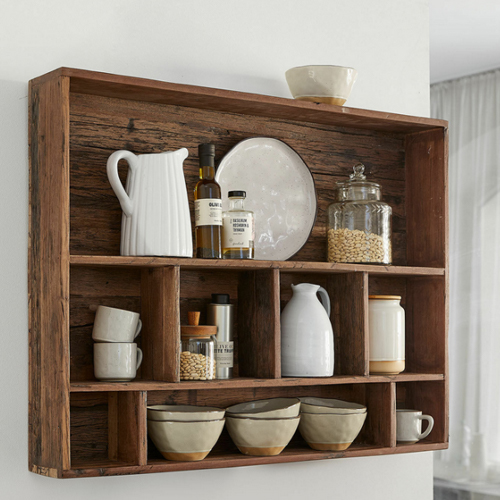 Mensola da parete rustica in legno naturale con ceramica bianca e barattoli per cucina