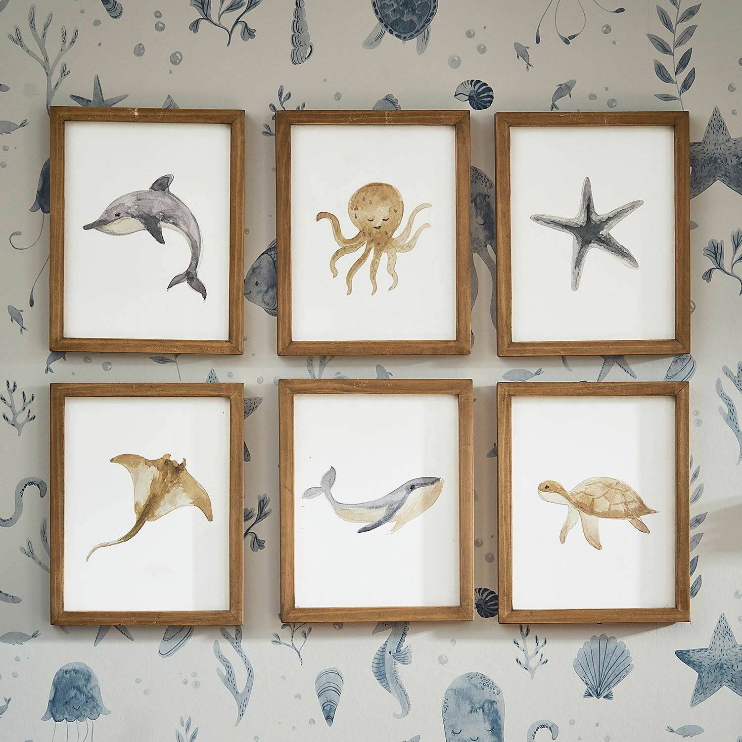 Set di 6 quadri Nibblu Set di sei cornici in legno con dipinti ad acquerello di animali marini su parete con motivo oceano