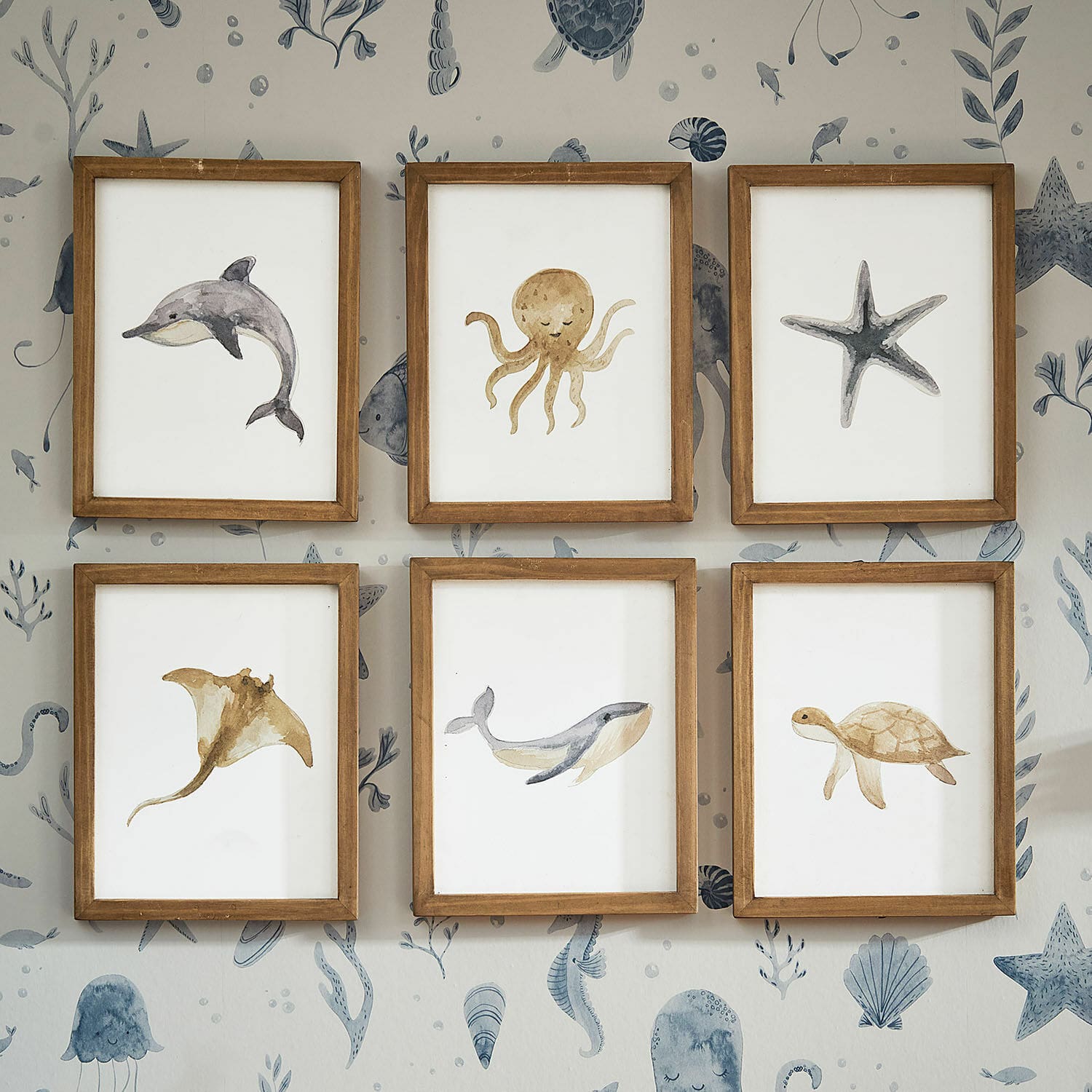 Set di 6 quadri Nibblu Set di sei cornici in legno con dipinti ad acquerello di animali marini su parete con motivo oceano