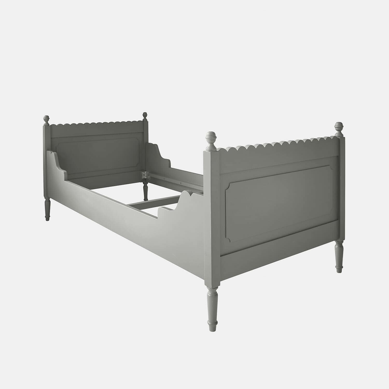 Letto singolo Kystlund Letto in legno verde oliva con finiture decorative e gambe classiche, mobile per camera da letto
