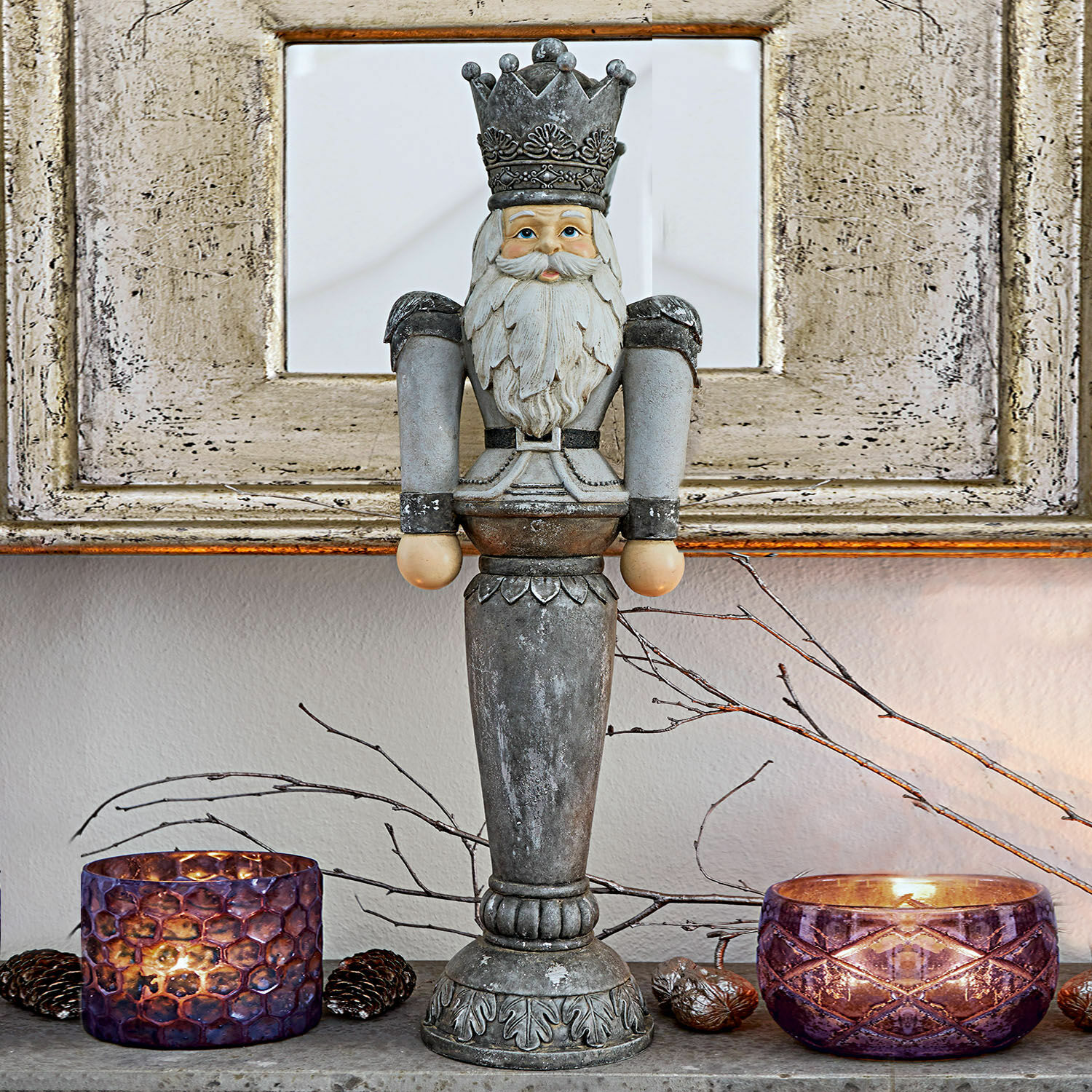 Soldatino Schiaccianoci decorativo Carter Figura decorativa di schiaccianoci in metallo grigio su tavolo con lanterne viola e rami