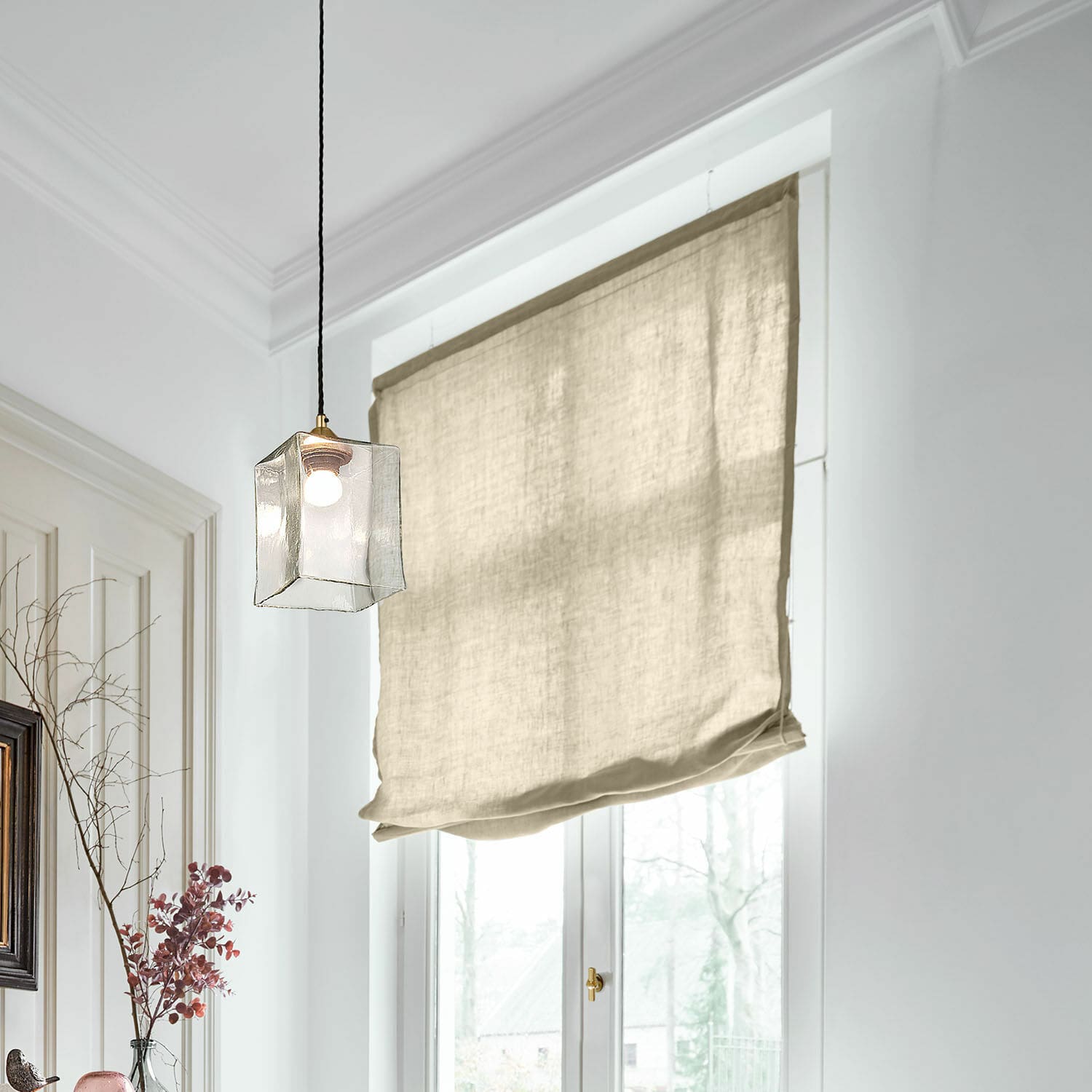 Tenda a pacchetto Lunavaux Tenda a rullo beige in lino in ambiente luminoso con lampada sospesa e finestra