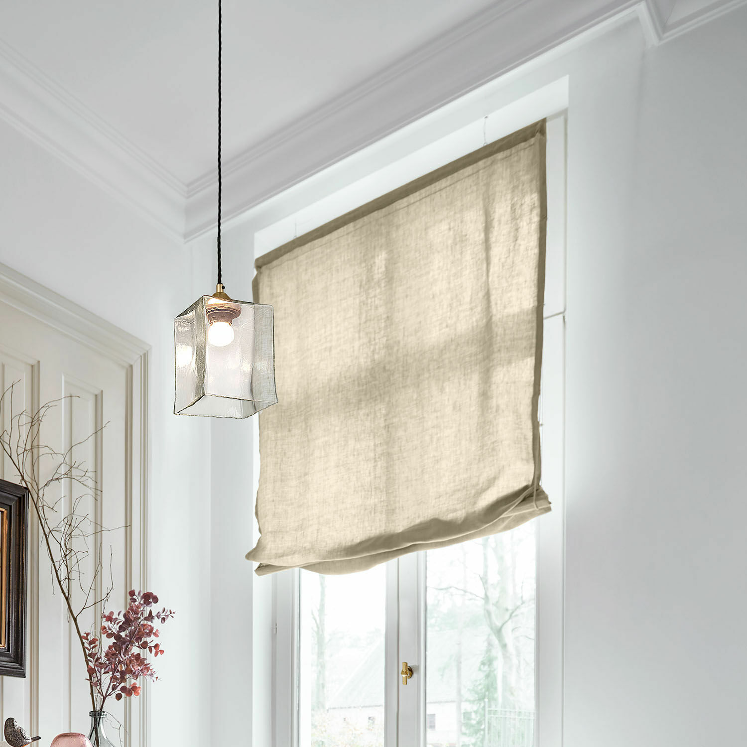 Tenda a pacchetto Lunavaux Tenda a rullo beige in lino in ambiente luminoso con lampada sospesa e finestra