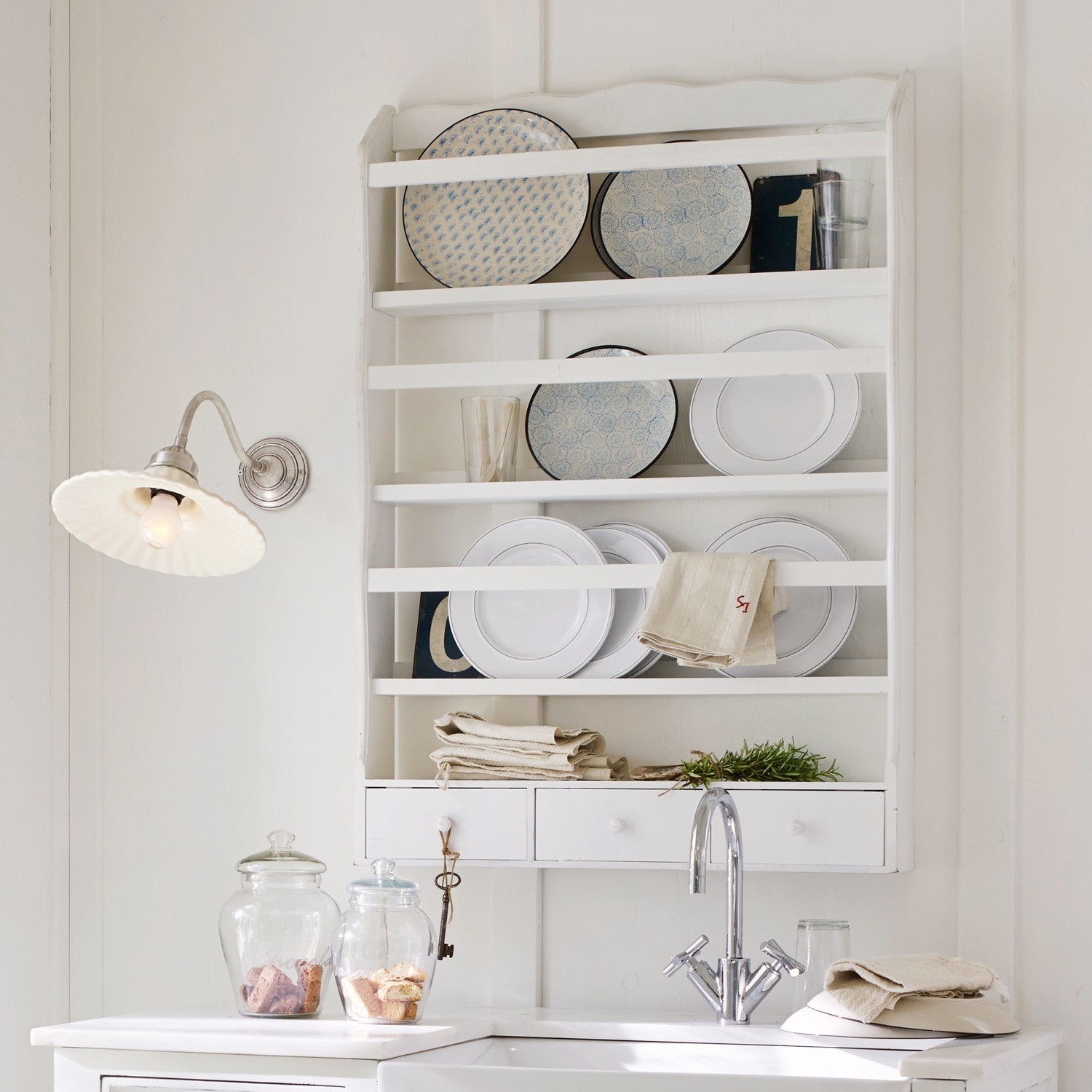 Scaffale da parete Carbondale Mensola da cucina bianca in legno con piatti e bicchieri, stile rustico per decorazione cucina