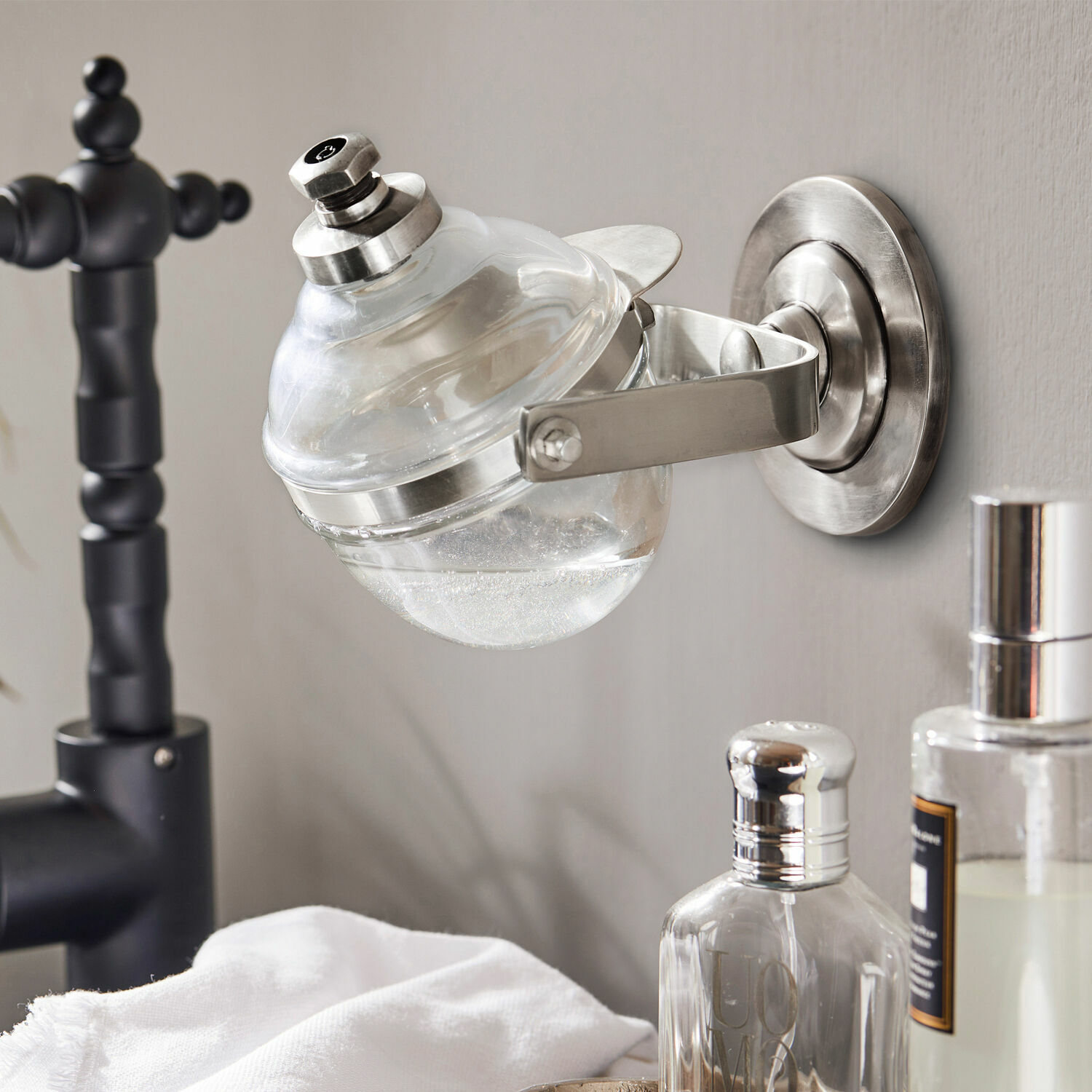 Dispenser per sapone Bailey Dispenser di sapone in vetro con supporto in acciaio inox da parete per bagno