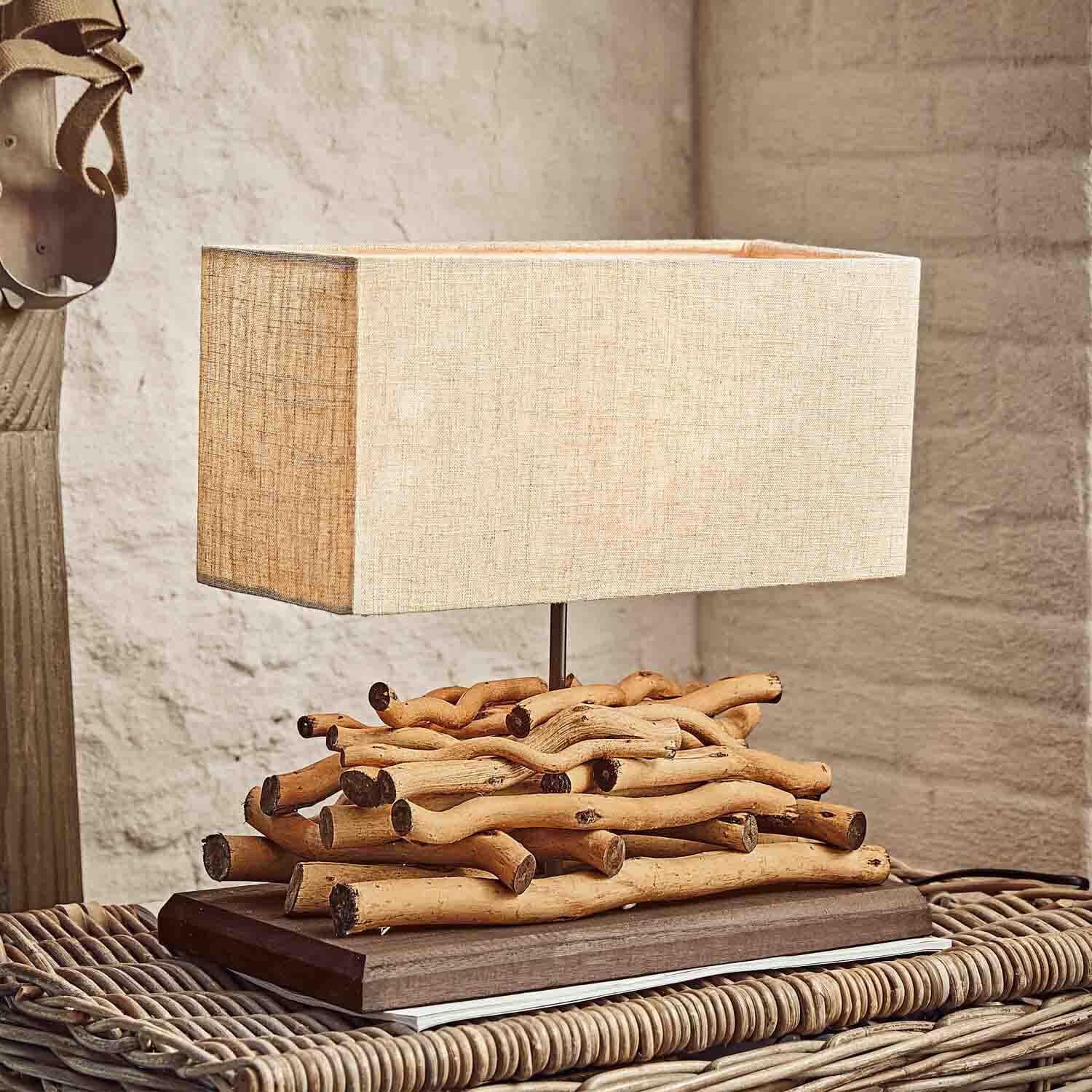 Lampada da tavolo con paralume beige e base in legno naturale in stile rustico