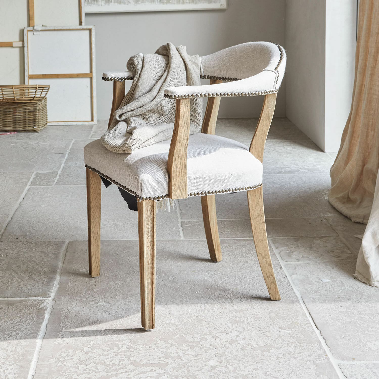 Sedia Heaton Sedia in legno chiaro e tessuto beige con chiodi decorativi e coperta in stile vintage
