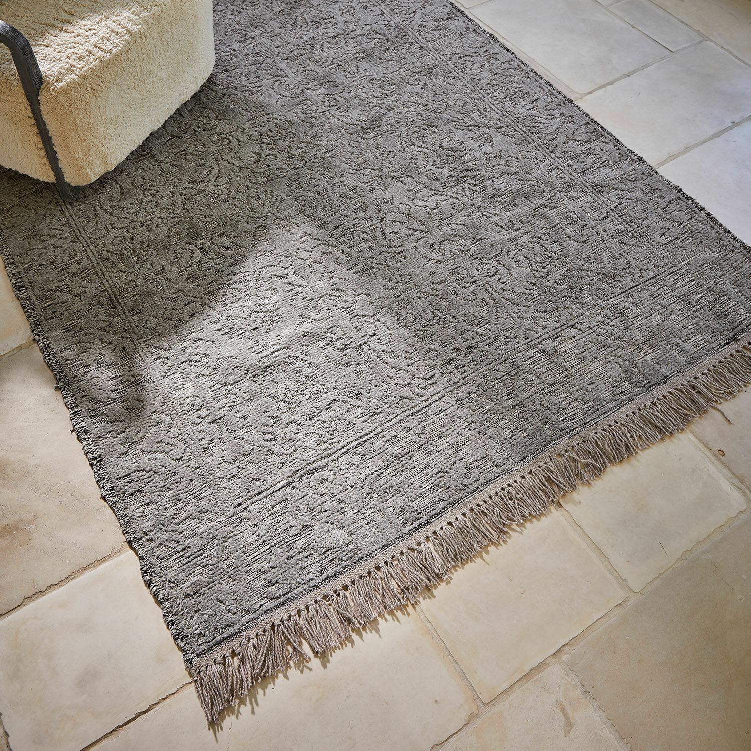 Tappeto per interni ed esterni Forvento Tappeto grigio con motivo delicato e frange su pavimento chiaro, decorazione d'interni