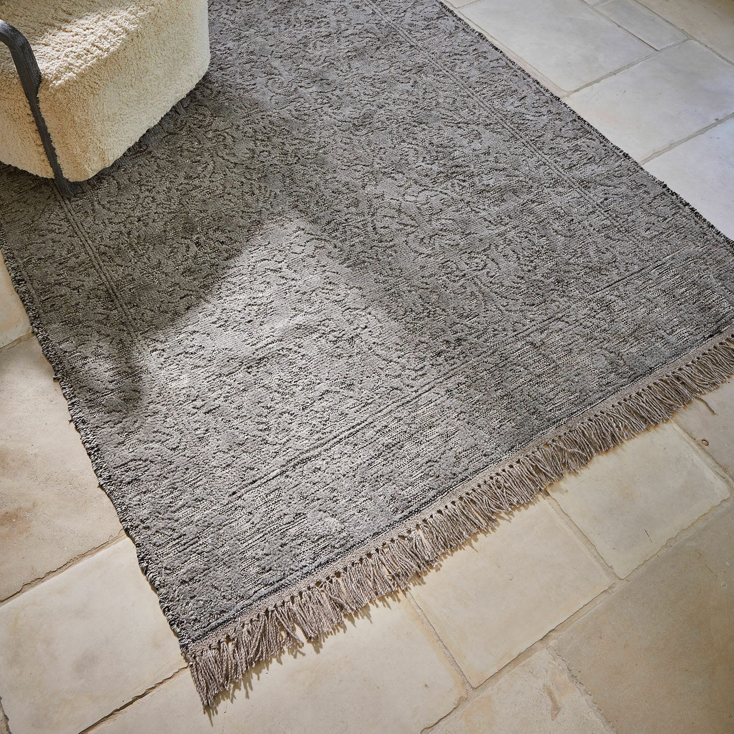 Tappeto per interni ed esterni Forvento Tappeto grigio con motivo delicato e frange su pavimento chiaro, decorazione d'interni