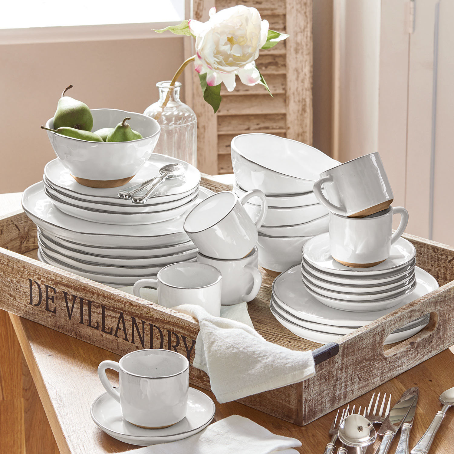 Set di 30 stoviglie Biarré Servizio di piatti in ceramica bianca con base marrone su vassoio di legno in sala da pranzo