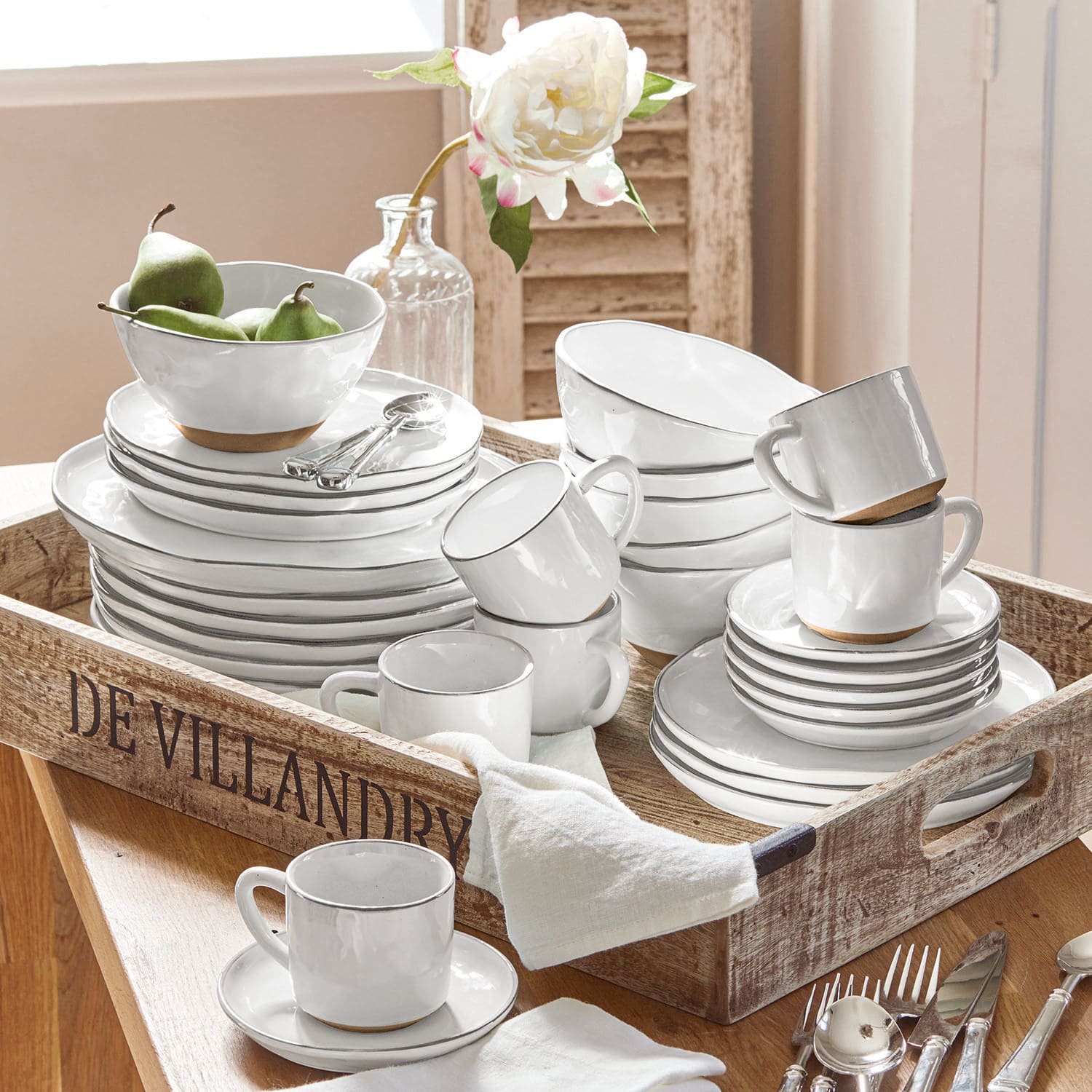 Set di 30 stoviglie Biarré Servizio di piatti in ceramica bianca con base marrone su vassoio di legno in sala da pranzo