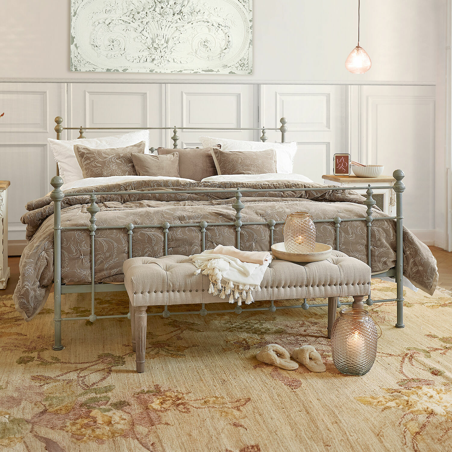 Letto Beauvierre Camera da letto con letto in metallo grigio, biancheria da letto beige con motivo floreale e panca imbottita ai piedi del letto