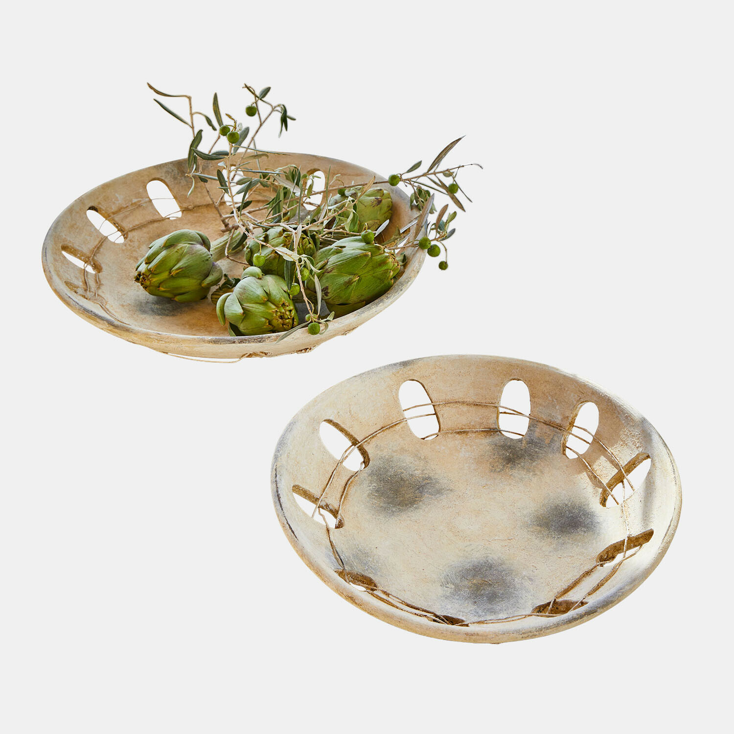 Coppia di ciotole decorative Delunas Due ciotole decorative in ceramica beige con aperture, una con carciofi verdi