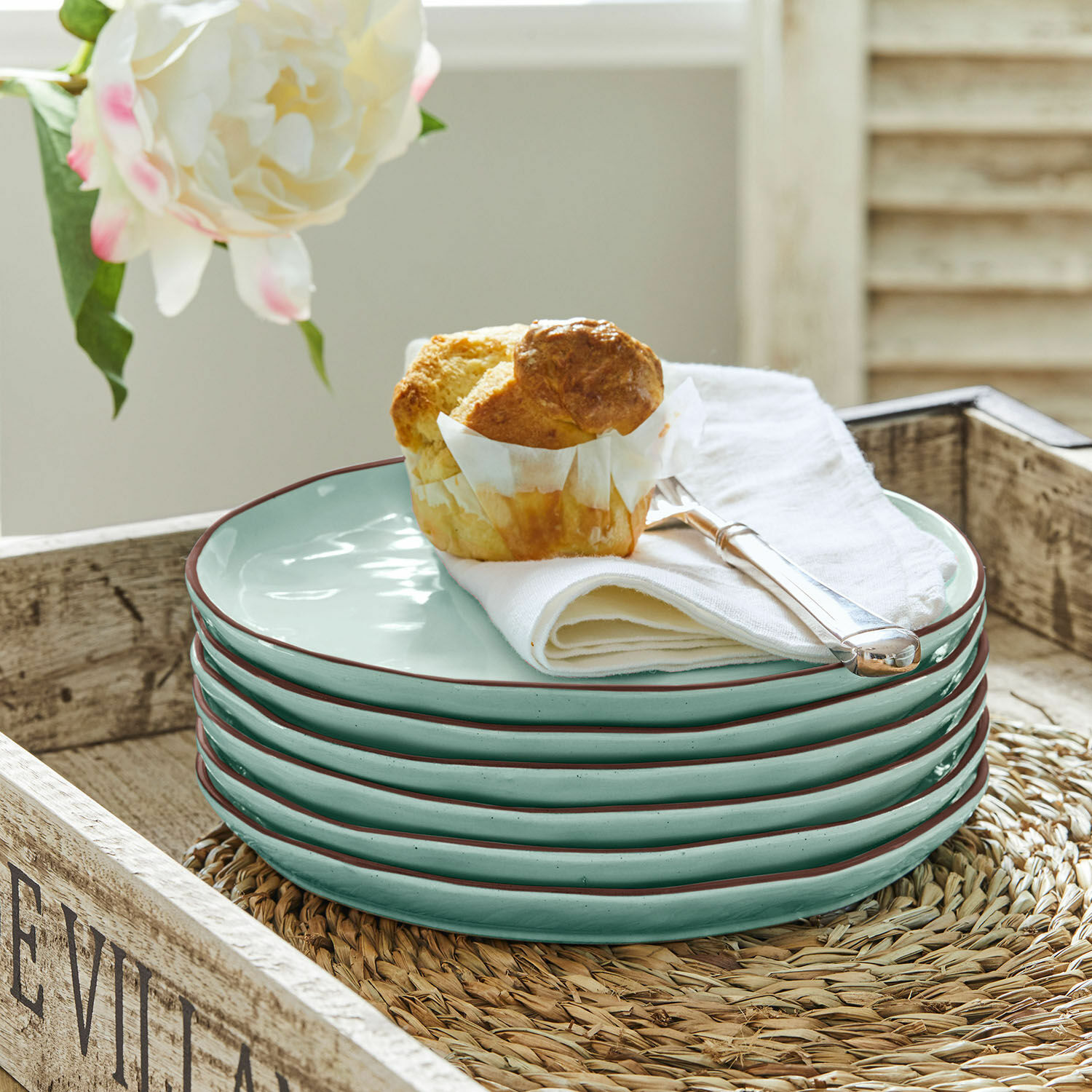 Set di 6 piattini Biarré Set di sei piatti in ceramica verde con bordo marrone su vassoio di legno con muffin