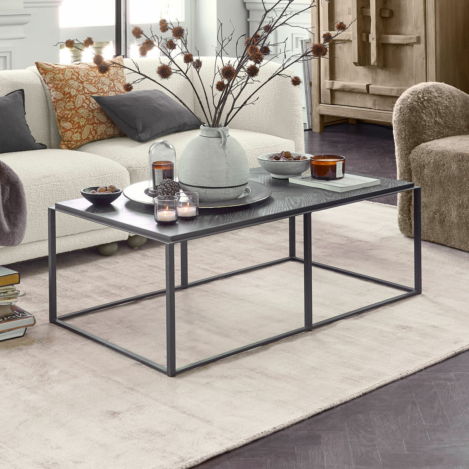 Tavolino da salotto Lumesto Moderno tavolino da caffè nero con struttura in metallo e decorazioni in soggiorno luminoso con divano beige