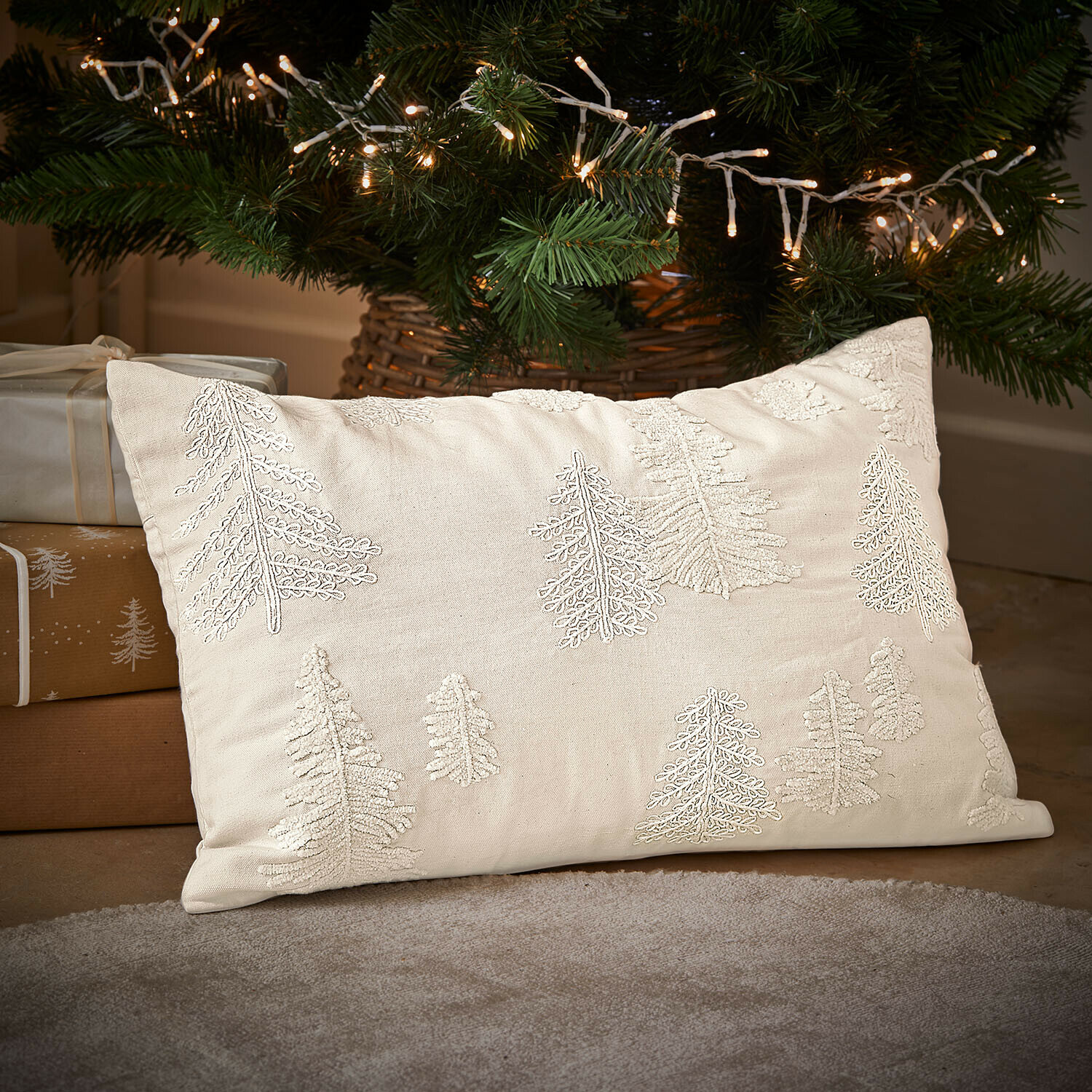 Copricuscino Finjael Cuscino beige in cotone con ricami di alberi, decorazione natalizia per interni