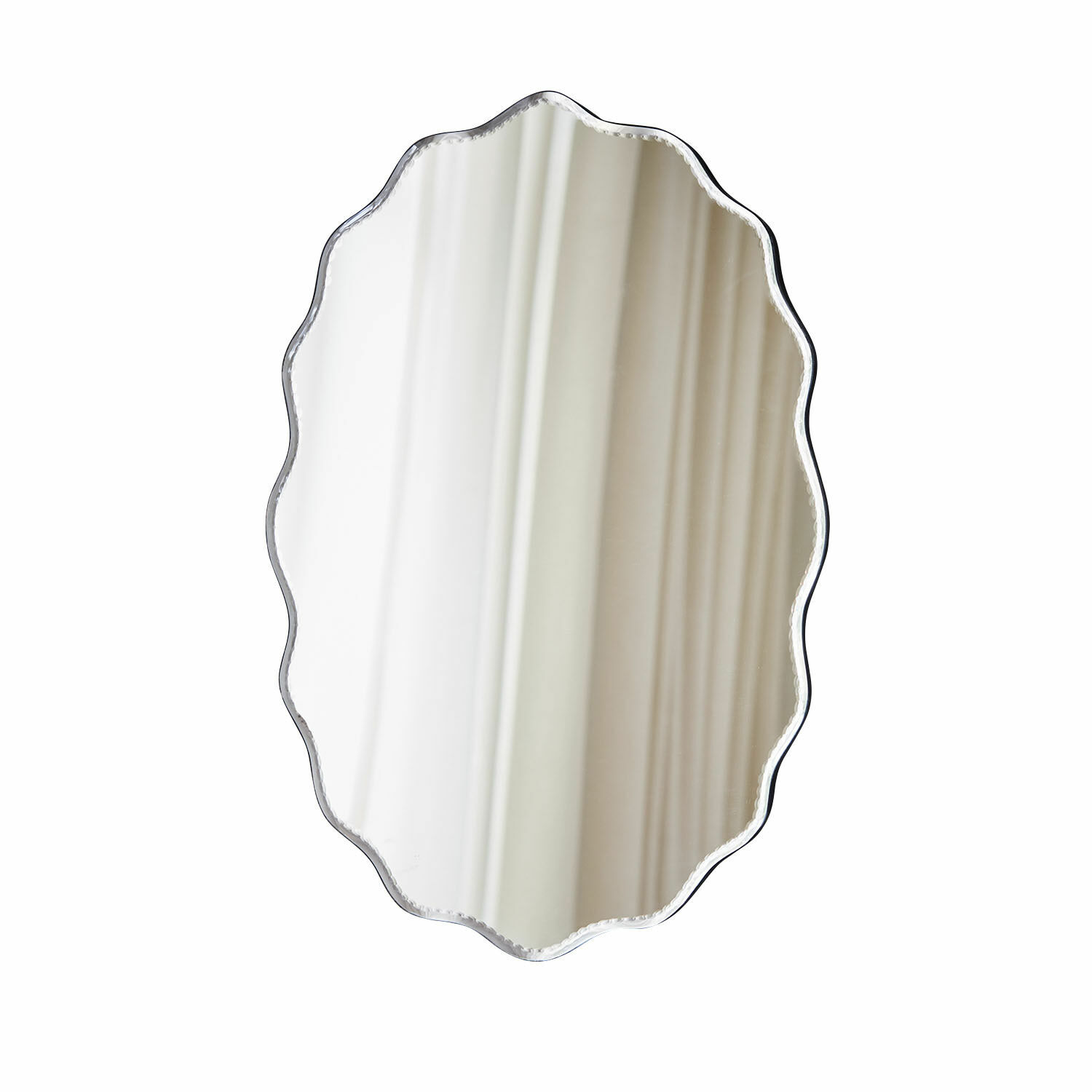 Specchio decorativo ovale con bordo ondulato argento, accessorio elegante per interni