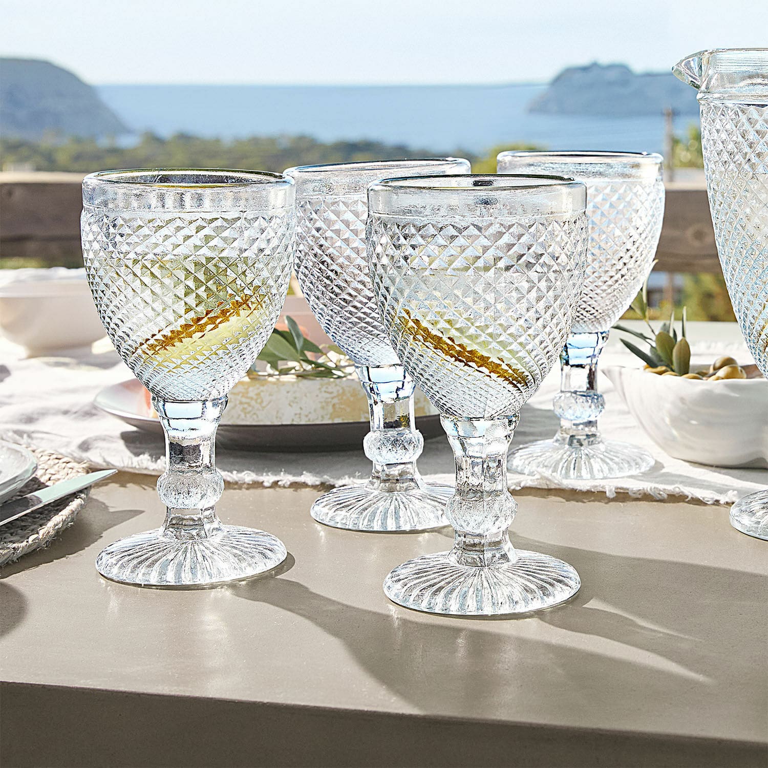 Set di 4 bicchieri Santerre Set di quattro bicchieri trasparenti con rilievo, perfetti per bevande estive in terrazza