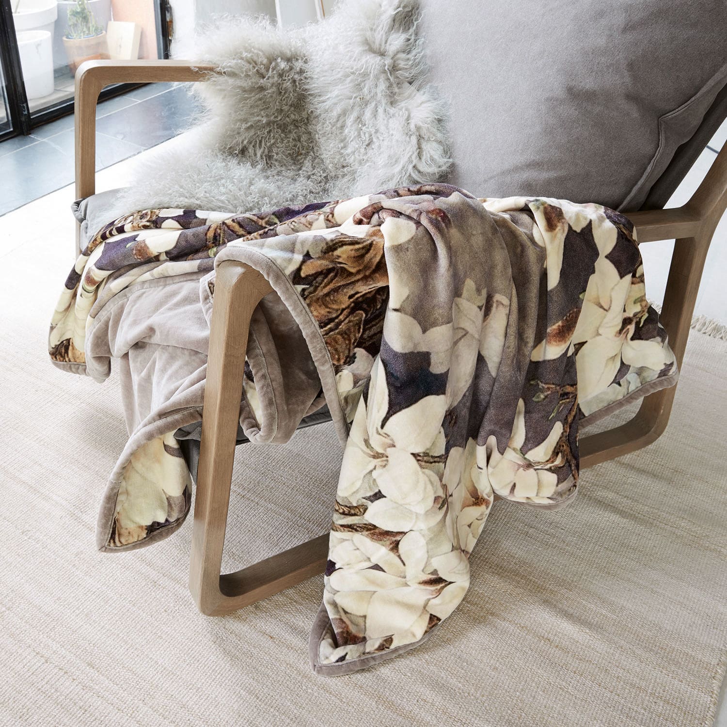 Plaid Belle Morbida coperta in microfibra con motivo floreale crema e marrone su poltrona in legno