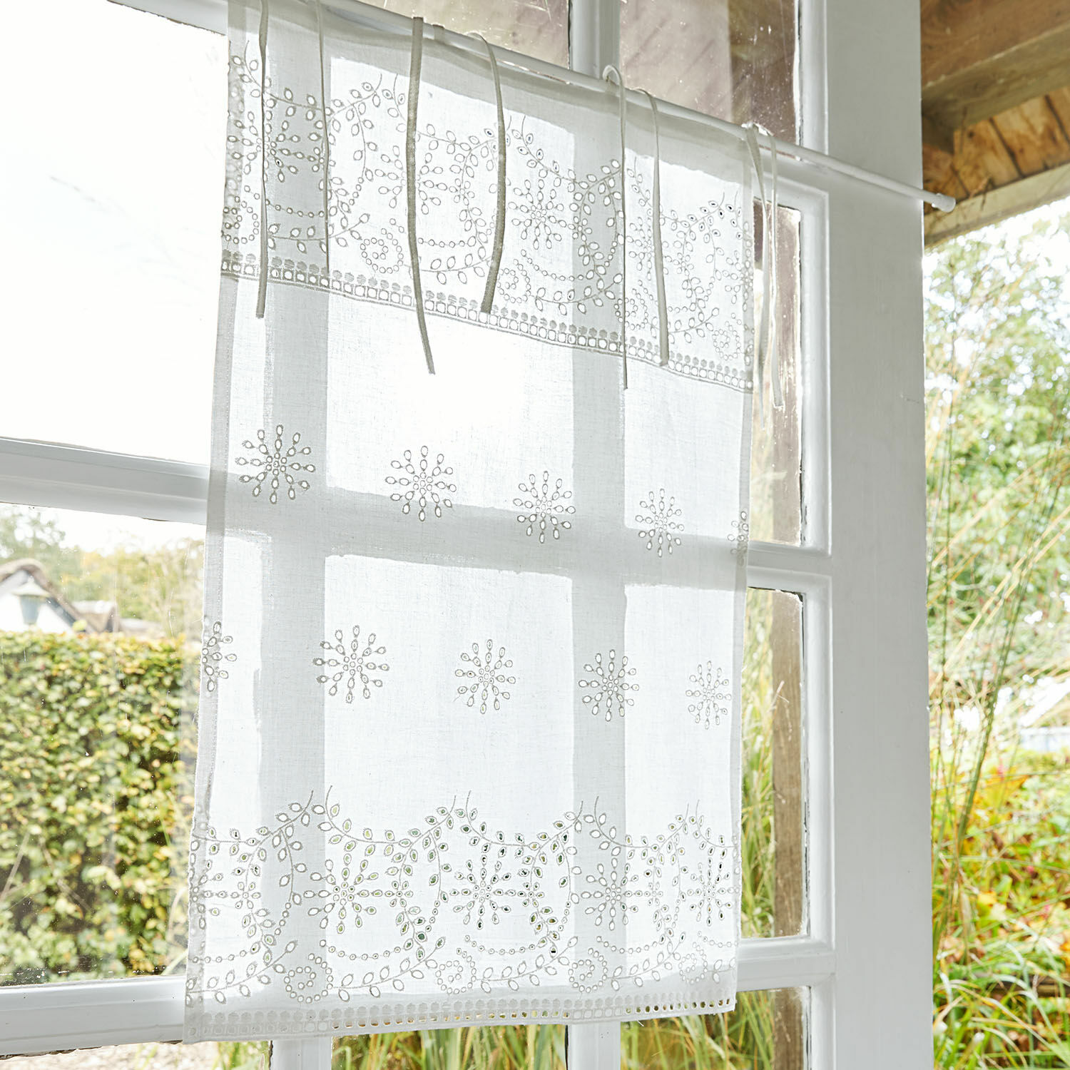 Tendina a vetro Sivolre Tenda bianca in cotone con ricamo e nastri, tessuto leggero per decorazione finestra