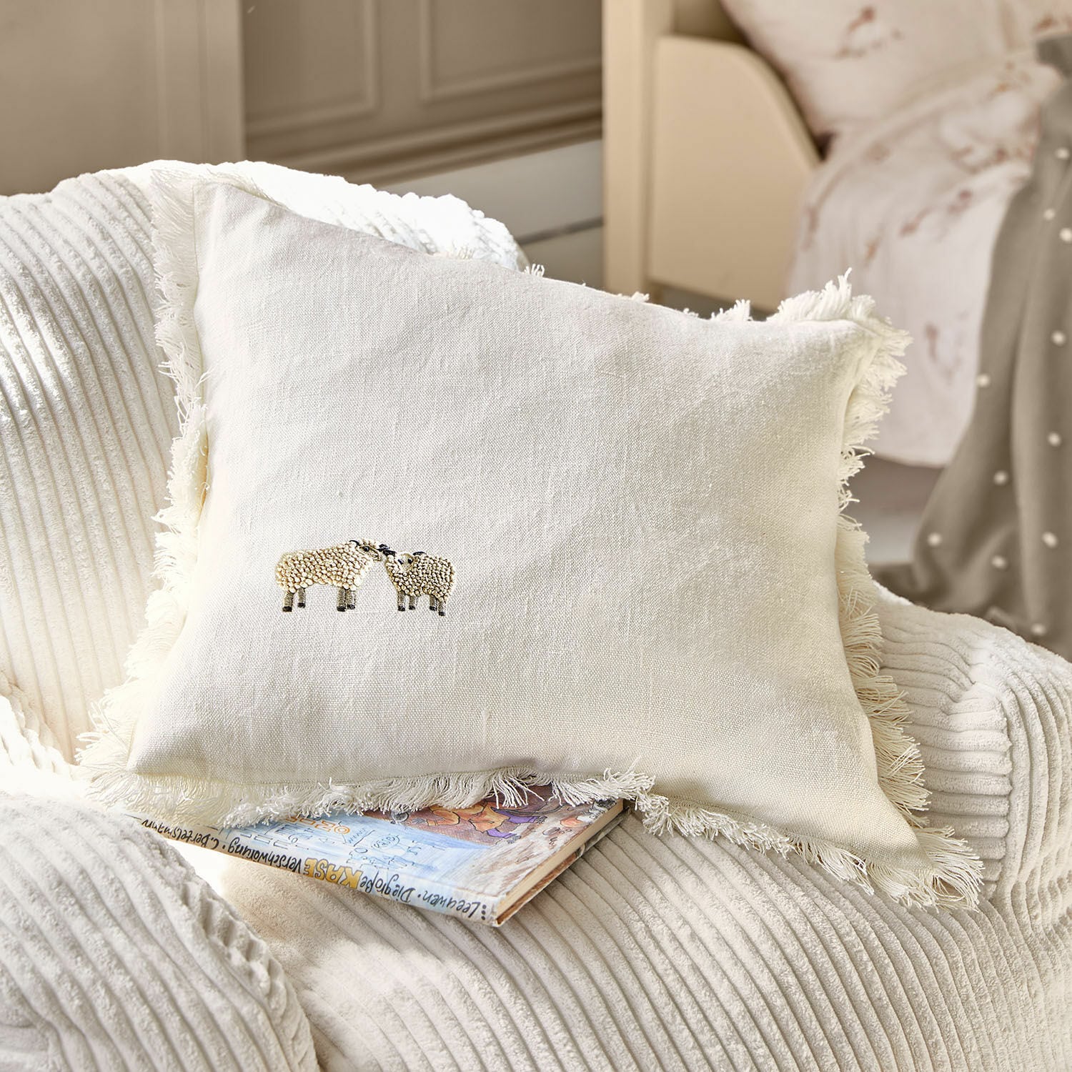 Copricuscino Erianna Cuscino beige in lino con frange e ricamo di pecore su poltrona morbida, decorazione casa
