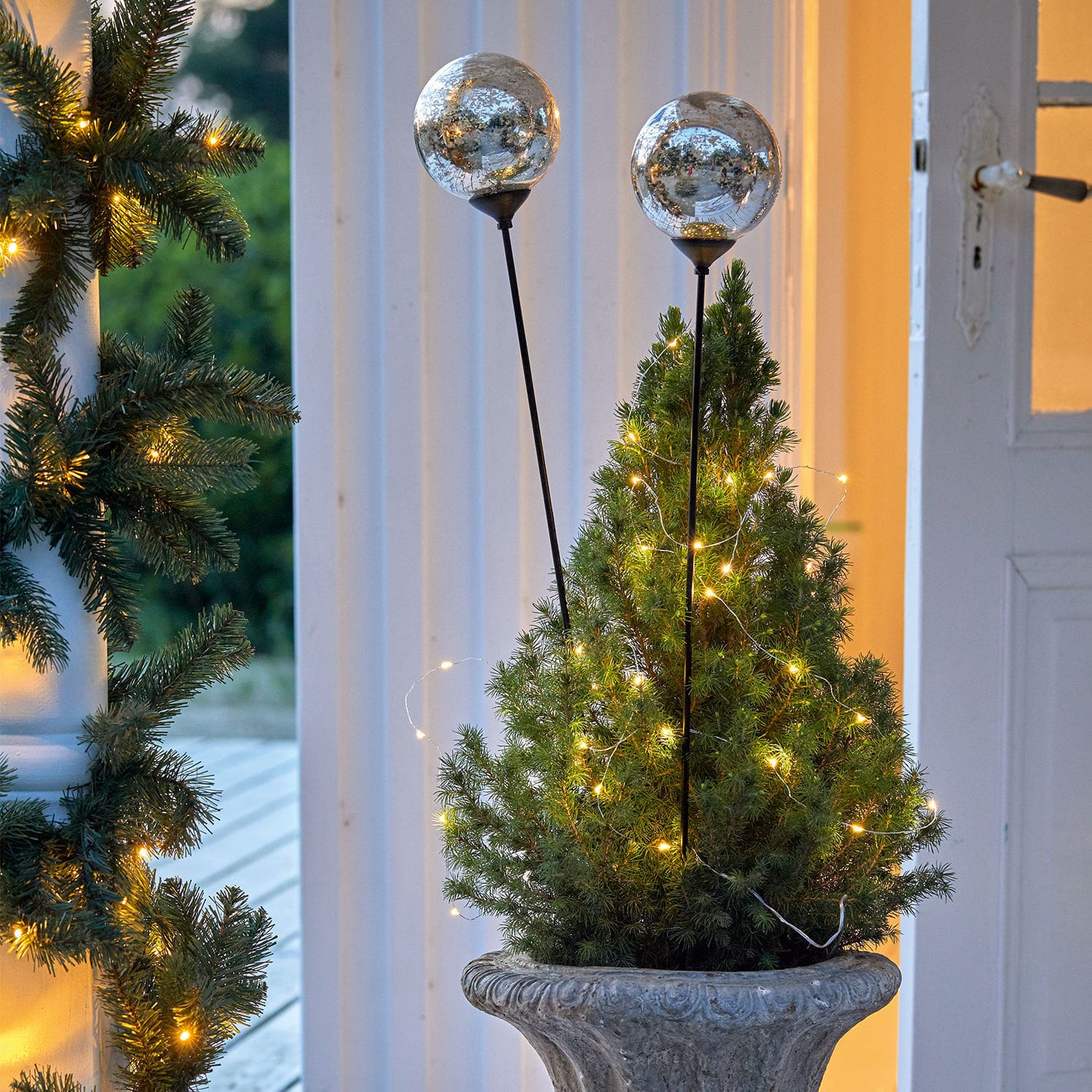 Coppia di bacchette decorative Cainan Sfere di vetro decorative su aste metalliche in vaso con arbusto verde e luci LED