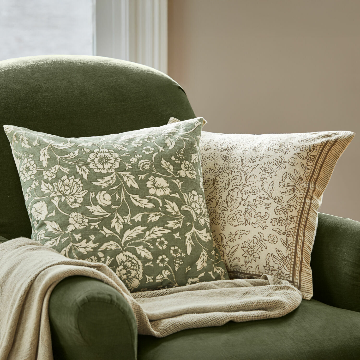 Coppia di copricuscini Ovixal Cuscini verdi e beige con motivo floreale su poltrona verde con coperta beige, decorazione casa