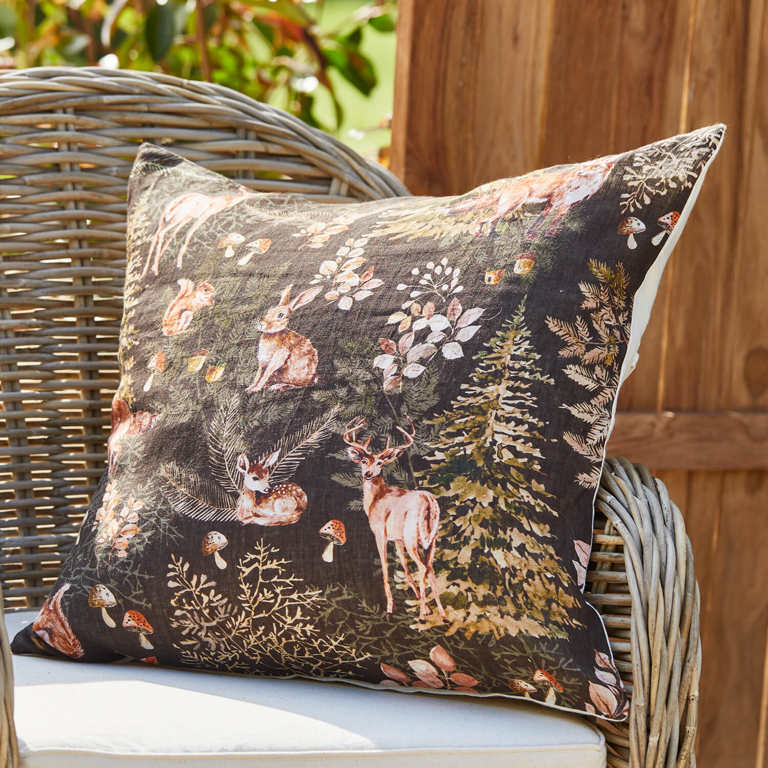 Cuscino decorativo in cotone con motivo animali della foresta su sfondo scuro, accessorio per la casa