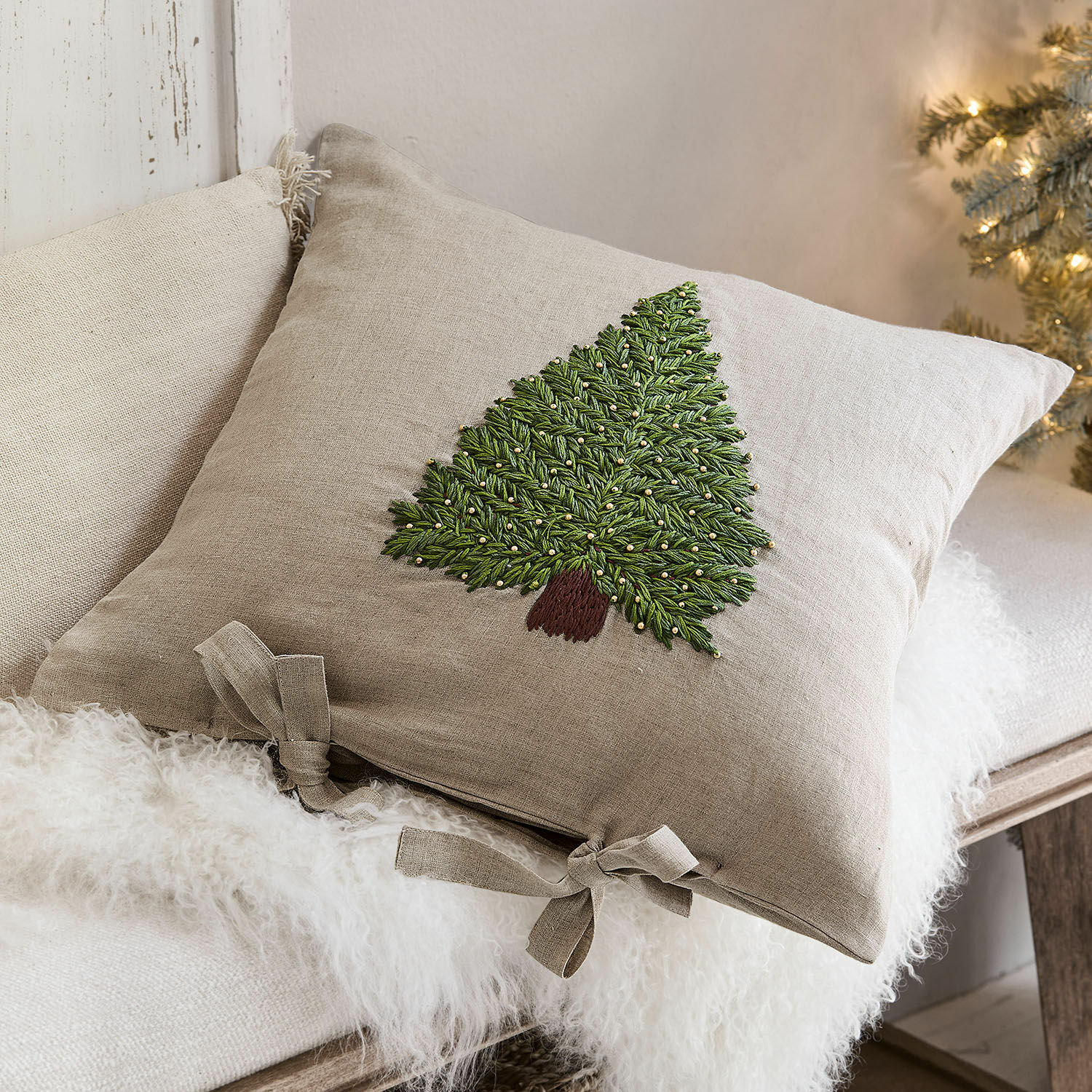 Copricuscino Amuré Cuscino beige in lino con albero di Natale verde ricamato e fiocchi, decorazione natalizia