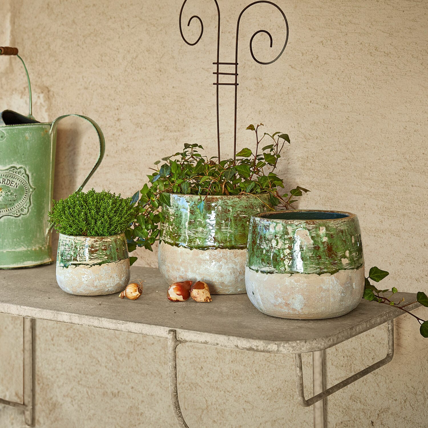 Set di 3 portavasi Reefton Set di tre vasi in ceramica verde e beige su mensola metallica per decorazione da giardino