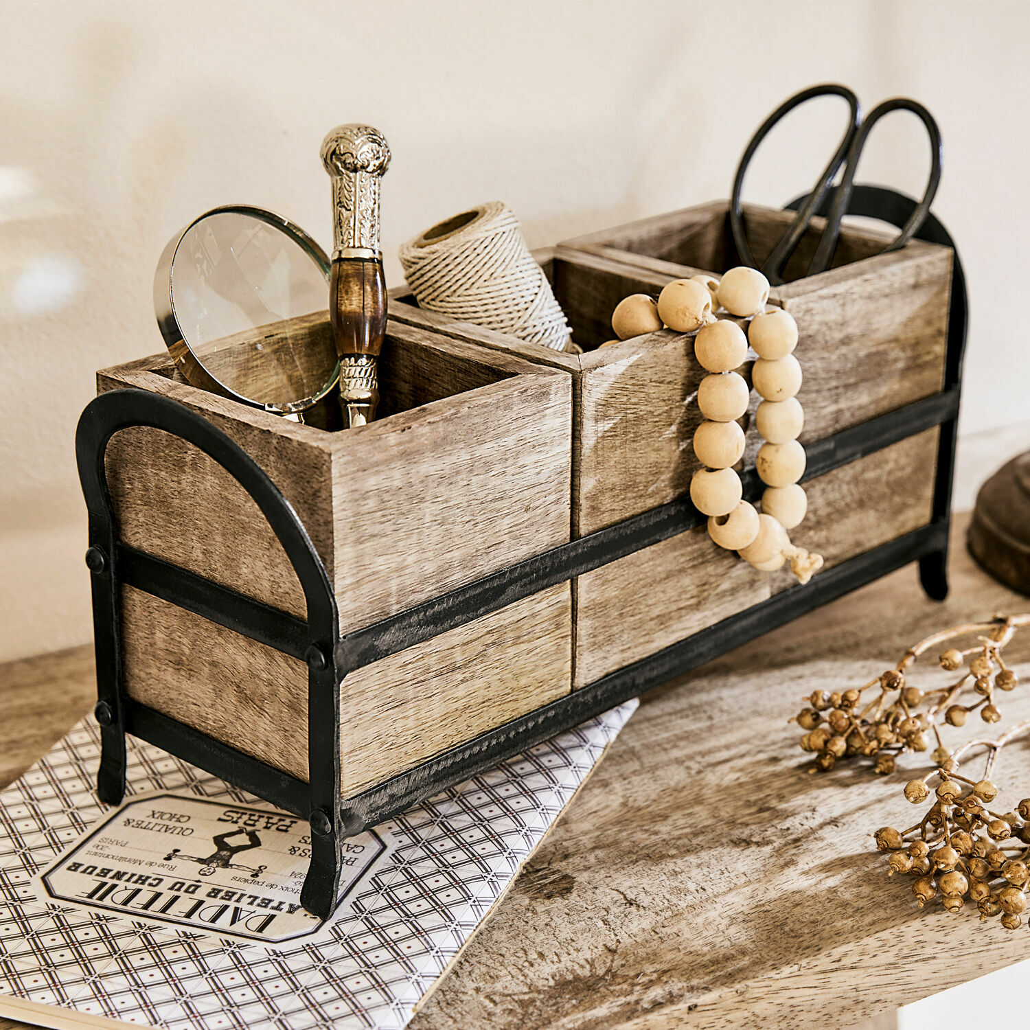 Portaoggetti Lasse Scatola in legno naturale con struttura in metallo nero per organizzare accessori domestici