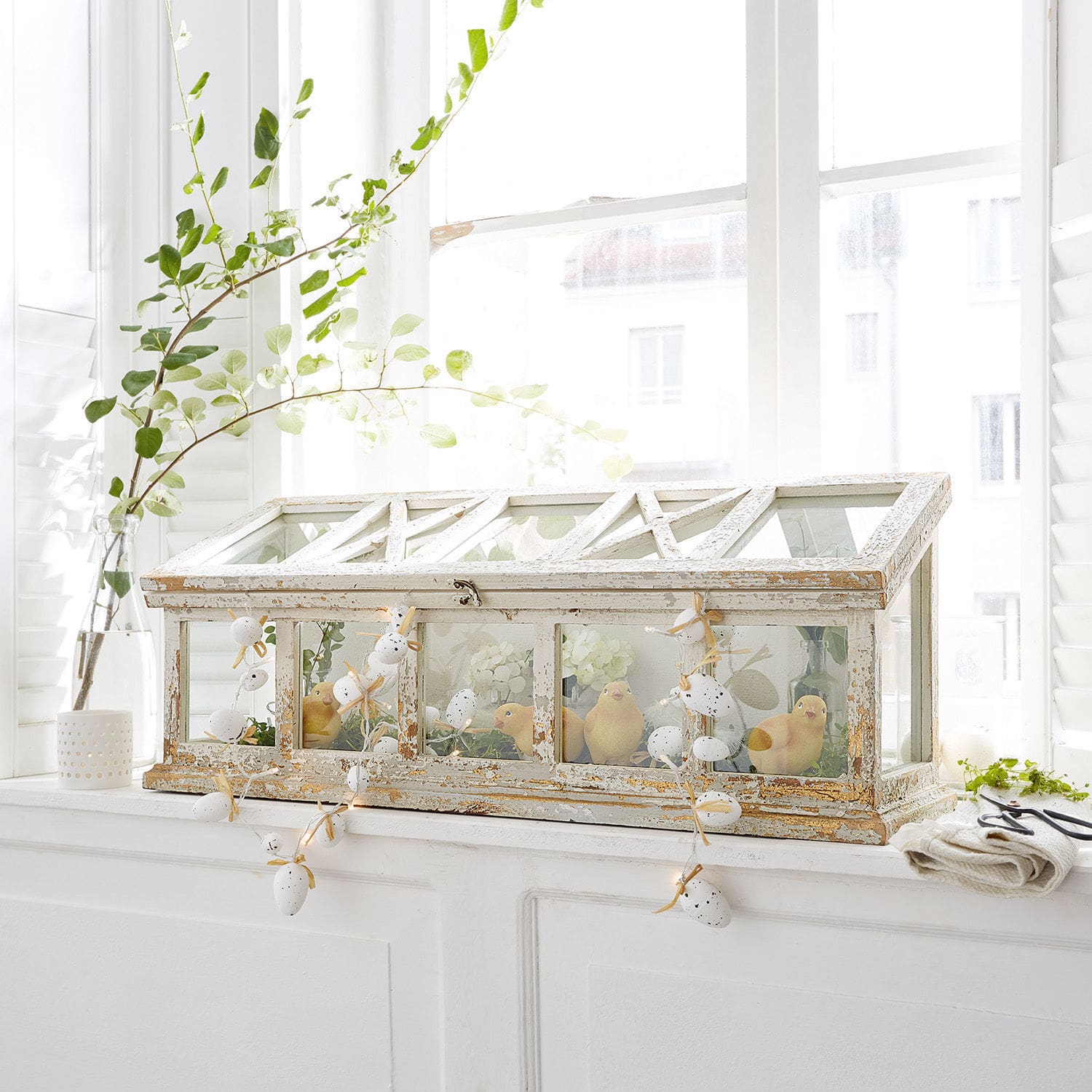 Serra Visastis Mini serra in legno bianco in stile shabby con decorazioni di pulcini sul davanzale della finestra