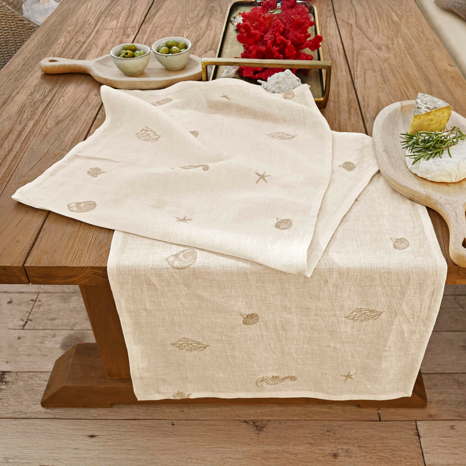 Runner Celorin Runner da tavola in lino color naturale con motivi marini ricamati su tavolo in legno per decorazione