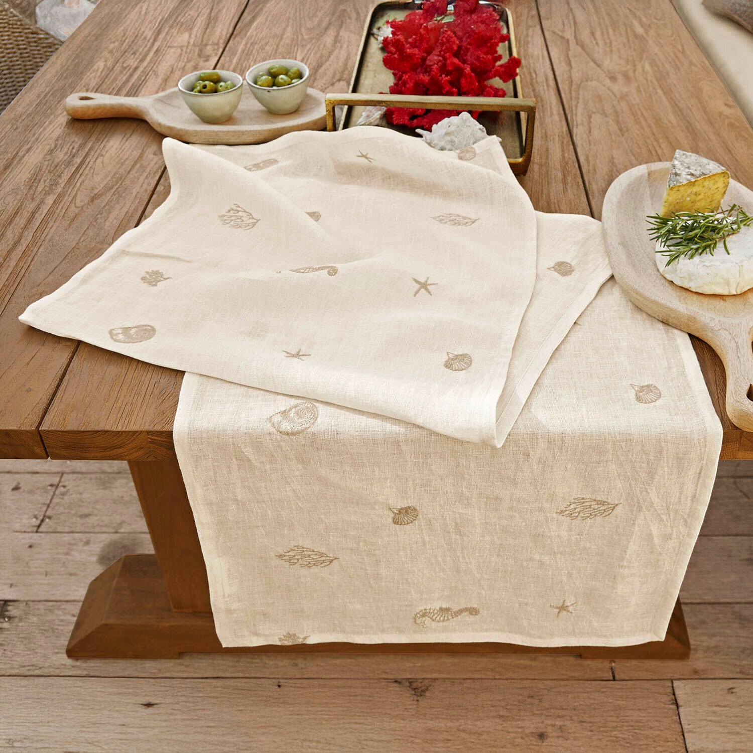 Runner Celorin Runner da tavola in lino color naturale con motivi marini ricamati su tavolo in legno per decorazione