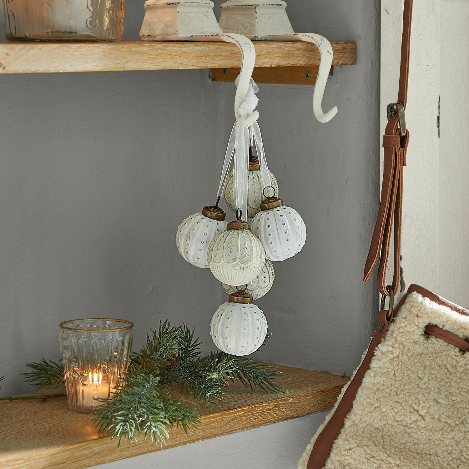 Set di 6 decorazioni natalizie Tara Set di decorazioni natalizie bianche in ceramica con nastri, appese a gancio, decorazione invernale