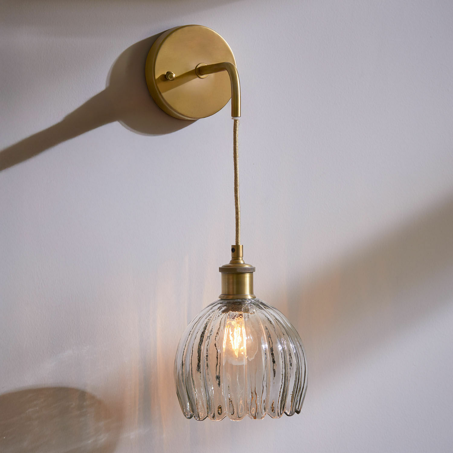 Lampada da parete Druaila Applique da parete in vetro e ottone stile vintage con paralume trasparente e luce calda