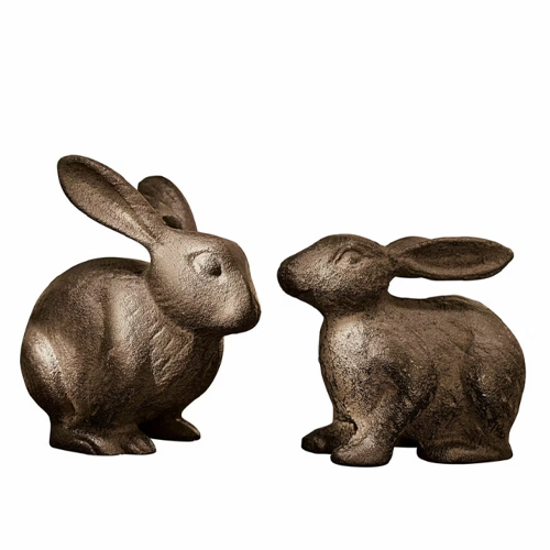 Due figure decorative di conigli in metallo marrone per decorazioni interne ed esterne