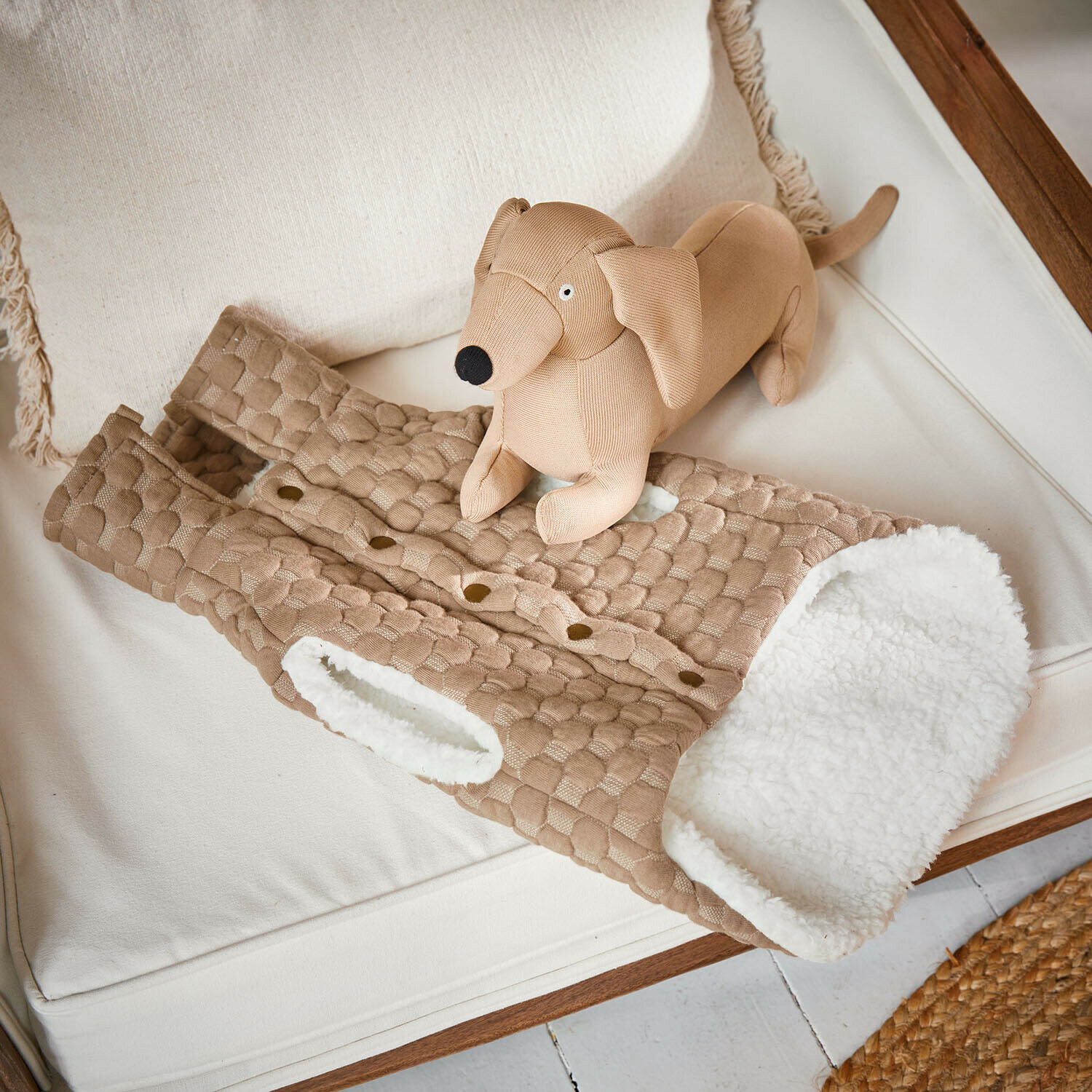 Cappotto per cani Cranley Gilet trapuntato beige con morbida fodera bianca in pelliccia sintetica, capo caldo e alla moda