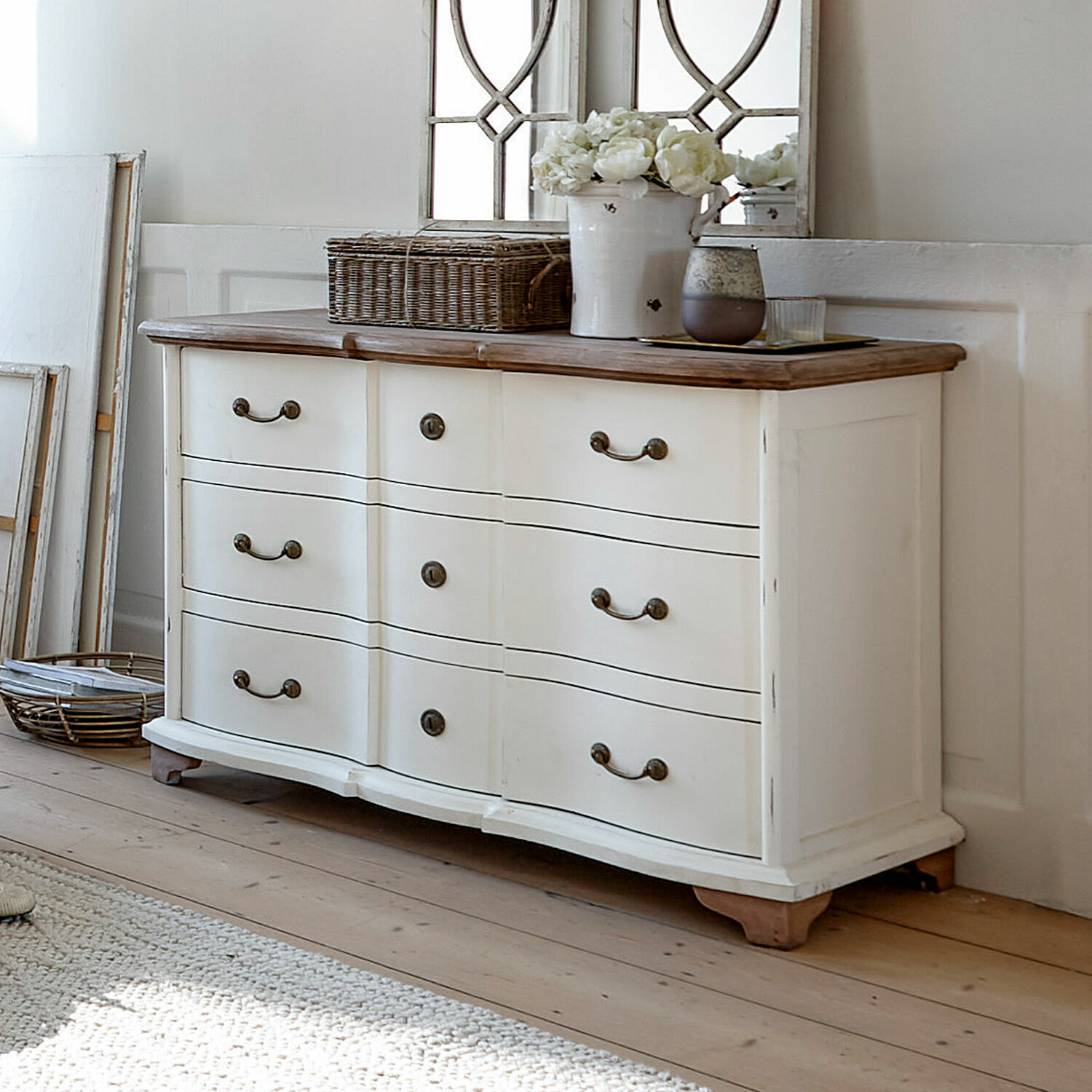 Comò Aiguillon Comò in legno bianco con piano marrone e maniglie metalliche vintage per soggiorno