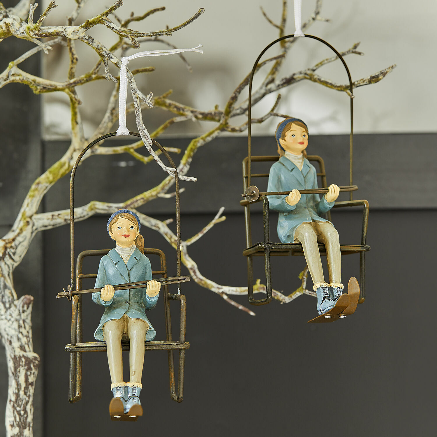 Coppia di decorazioni da appendere Herveline Decorazioni sospese con figure di sciatori su sedie metalliche con giacche blu