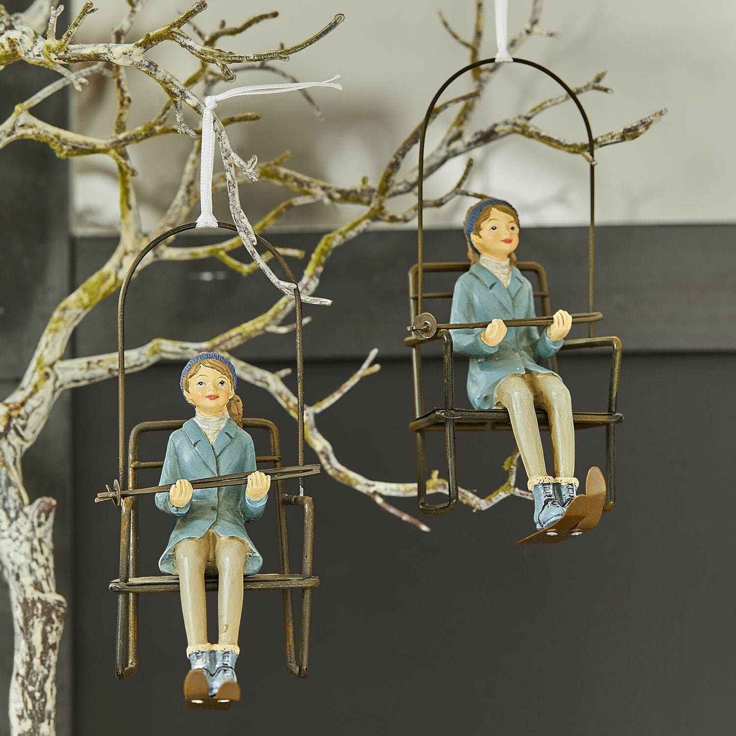 Coppia di decorazioni da appendere Herveline Decorazioni sospese con figure di sciatori su sedie metalliche con giacche blu
