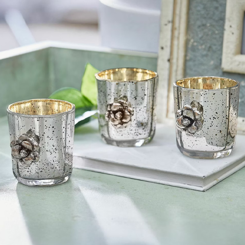 Set di tre portacandele in vetro con finitura metallica e decorazione a rosa, elegante decorazione da tavolo