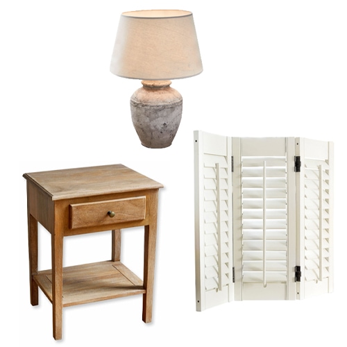 Set di mobili: comodino in legno, persiana bianca in legno e lampada con paralume beige