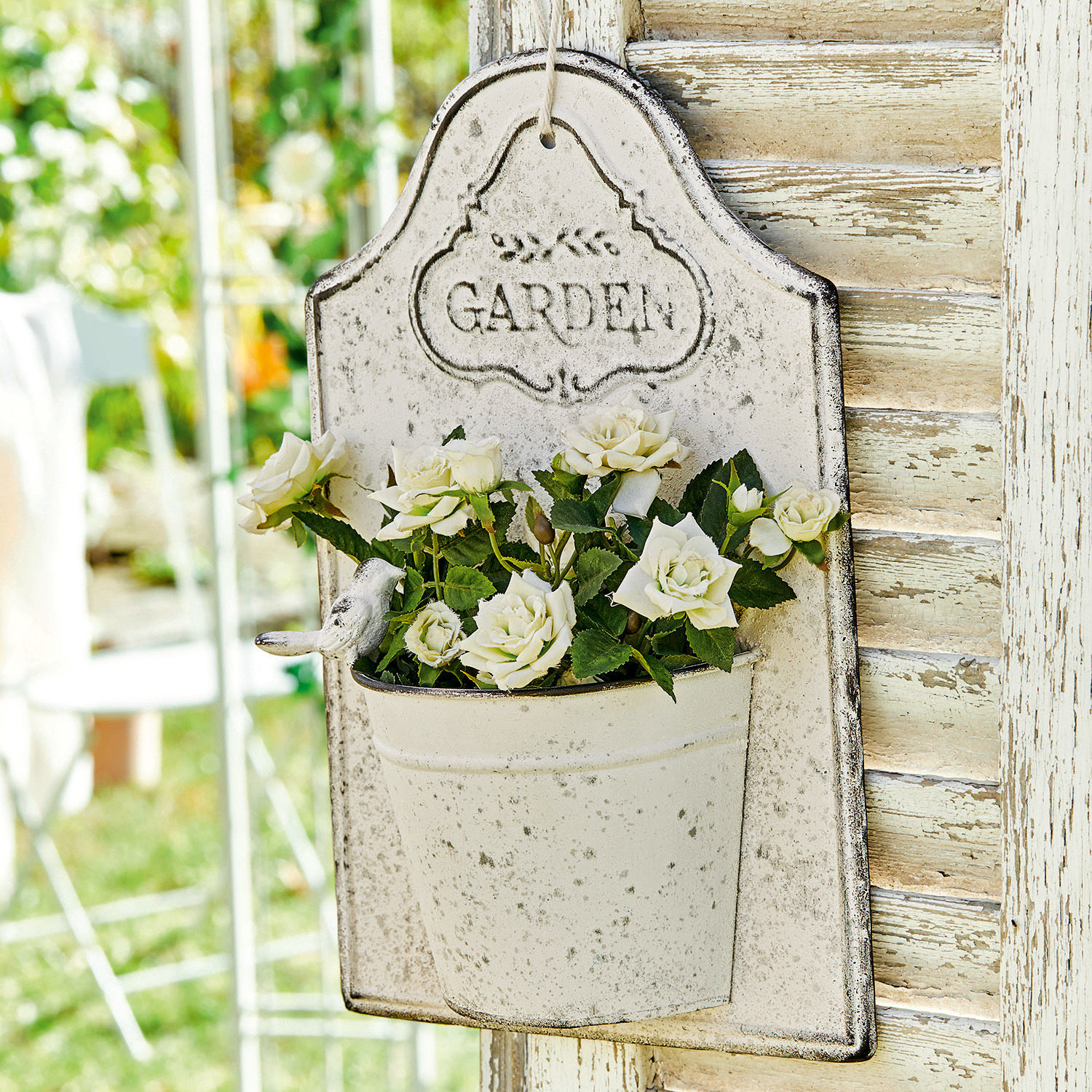 Vaso da parete Helsa Decorazione da giardino in metallo vintage con rose bianche e scritta Garden color crema