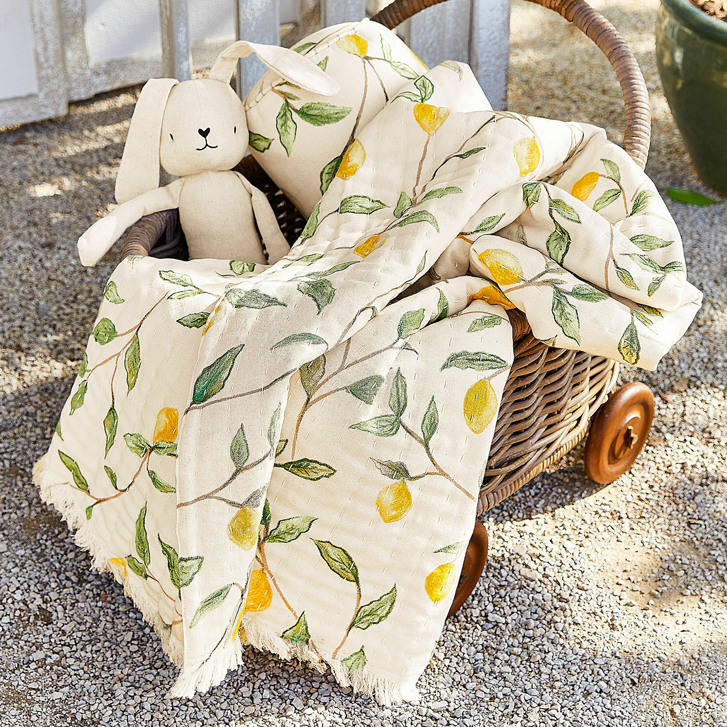 Plaid Palerina Coperta in cotone color crema con limoni gialli e foglie verdi in cesto di vimini