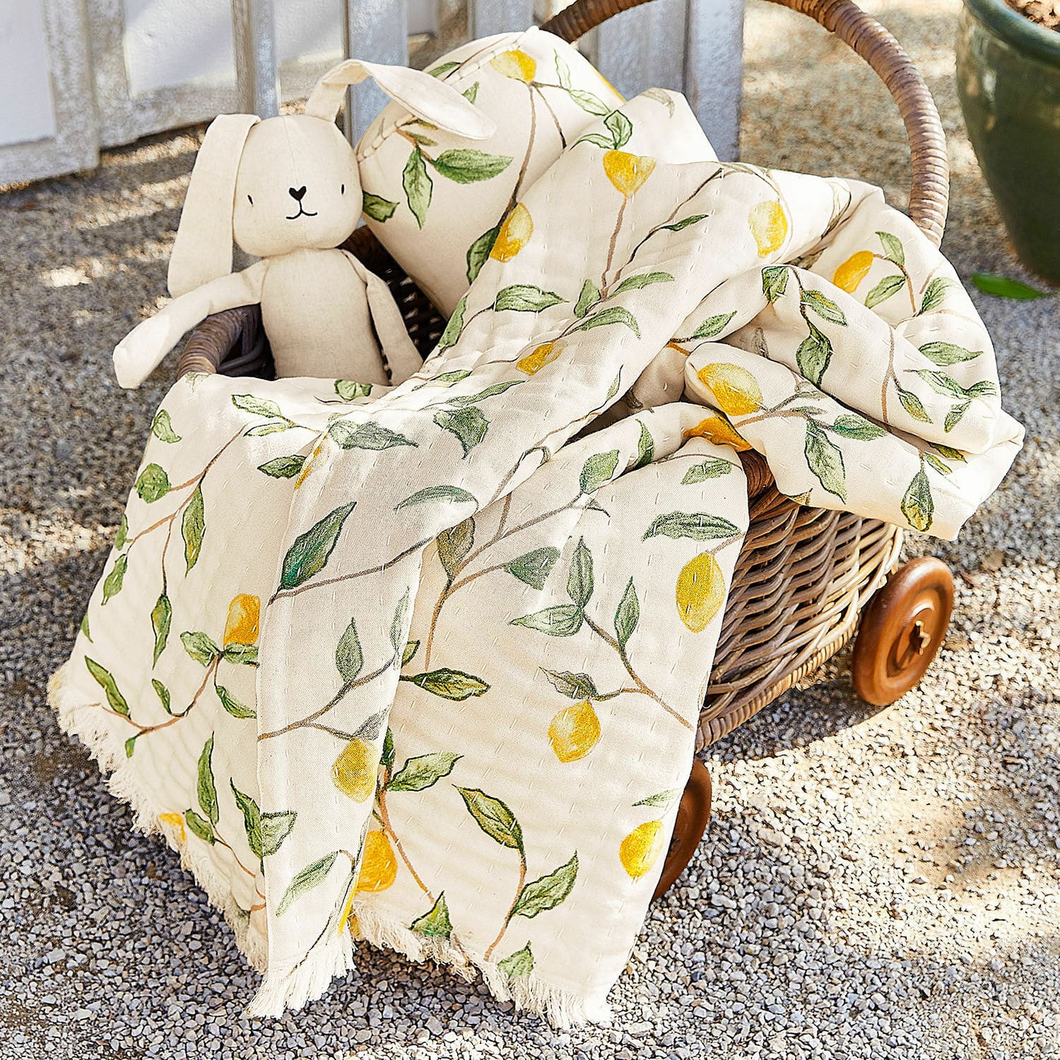 Plaid Palerina Coperta in cotone color crema con limoni gialli e foglie verdi in cesto di vimini