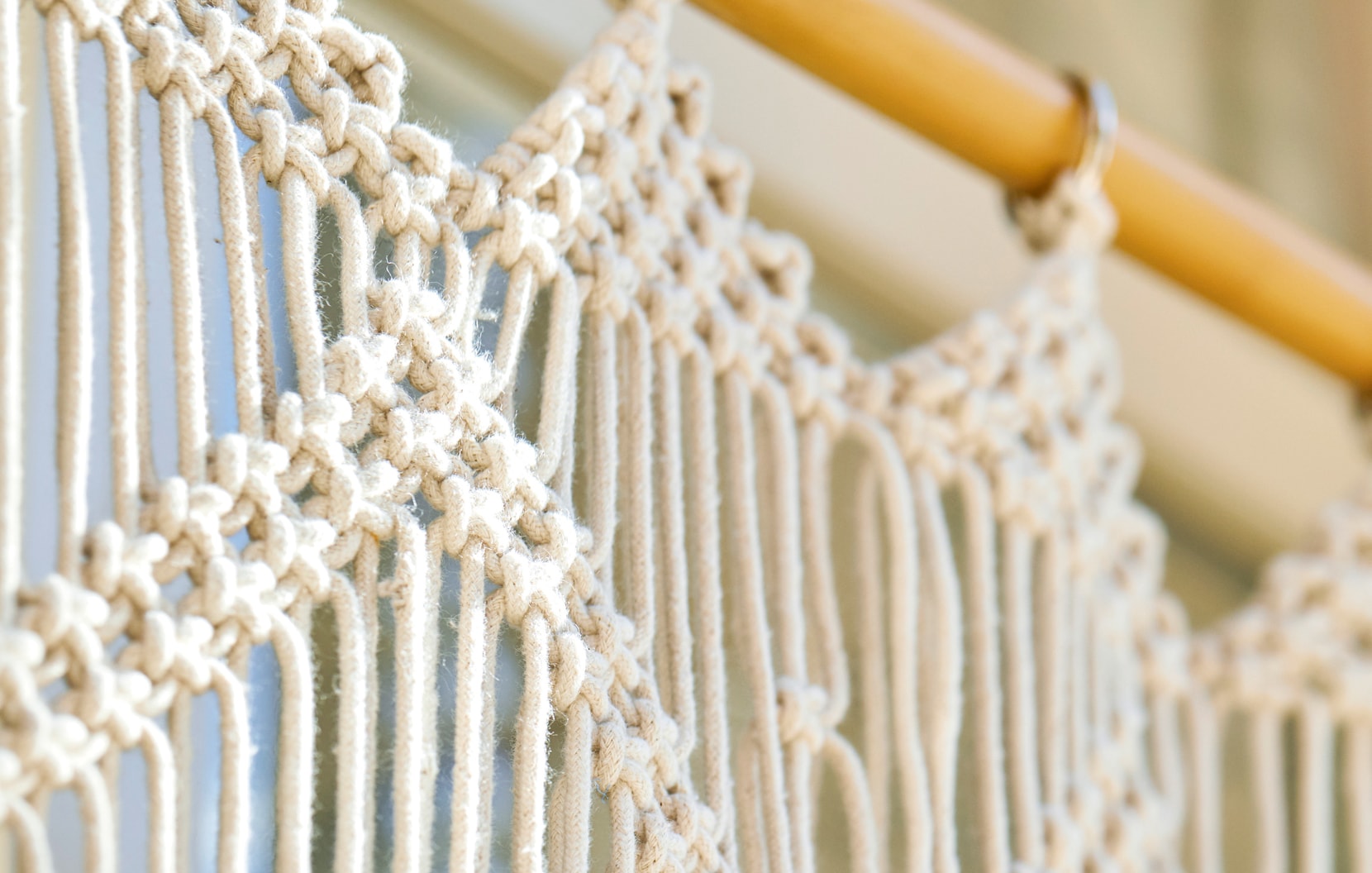 Decorazione da parete in macramè di cotone naturale appesa a bastone di legno, stile boho