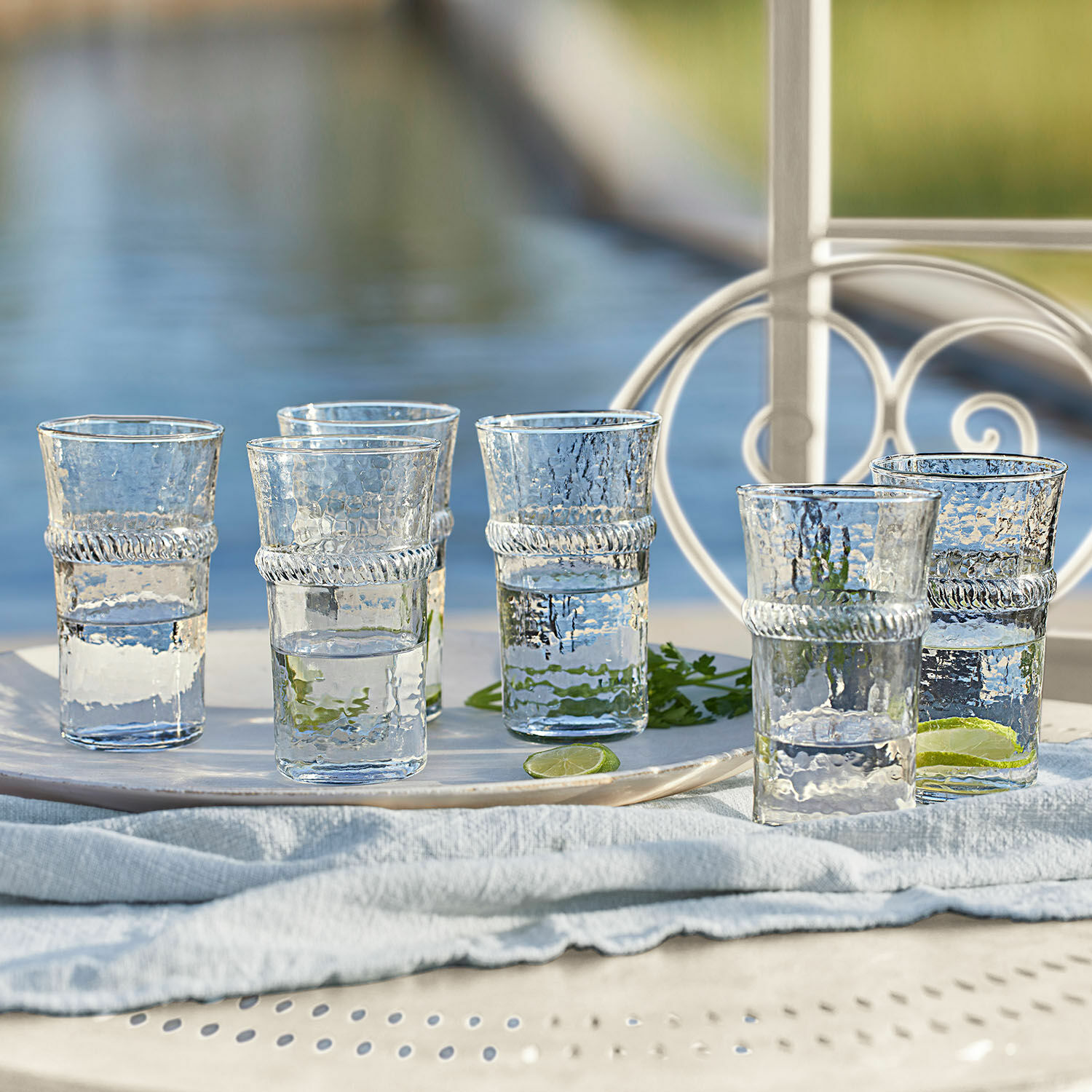 Set di 6 bicchieri Beiras Set di sei bicchieri trasparenti con texture e anello decorativo, ideali per bevande.