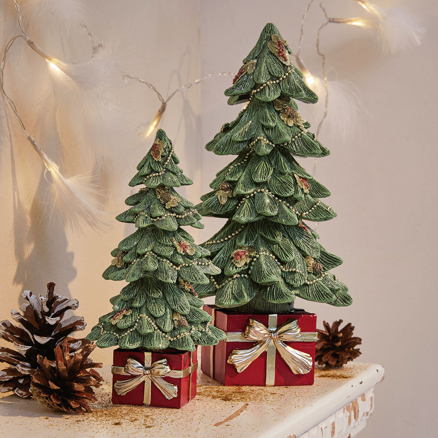 Coppia di alberelli decorativi Verne Due alberi di Natale decorativi verdi in materiale su scatole rosse con fiocchi dorati, decorazione natalizia